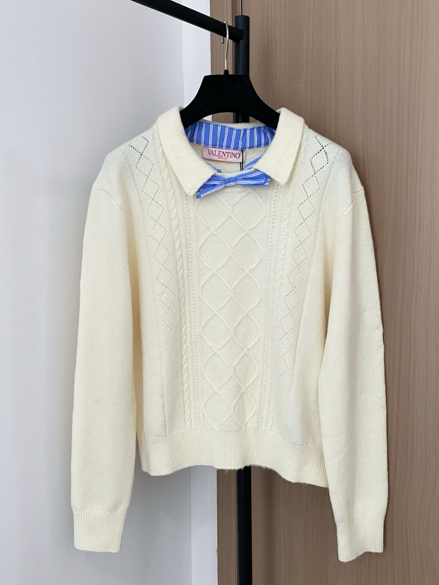 NO:489515,New Year's new two-color long-sleeved chest bow logo pattern embellishment, fashionable and relaxing feeling on the upper body, color code //,,alexander wang19860909年新款二色长袖胸前蝴蝶结logo图案修饰点缀 上身時尚鬆弛感 色碼 //,,alexander wang,Women's clothing