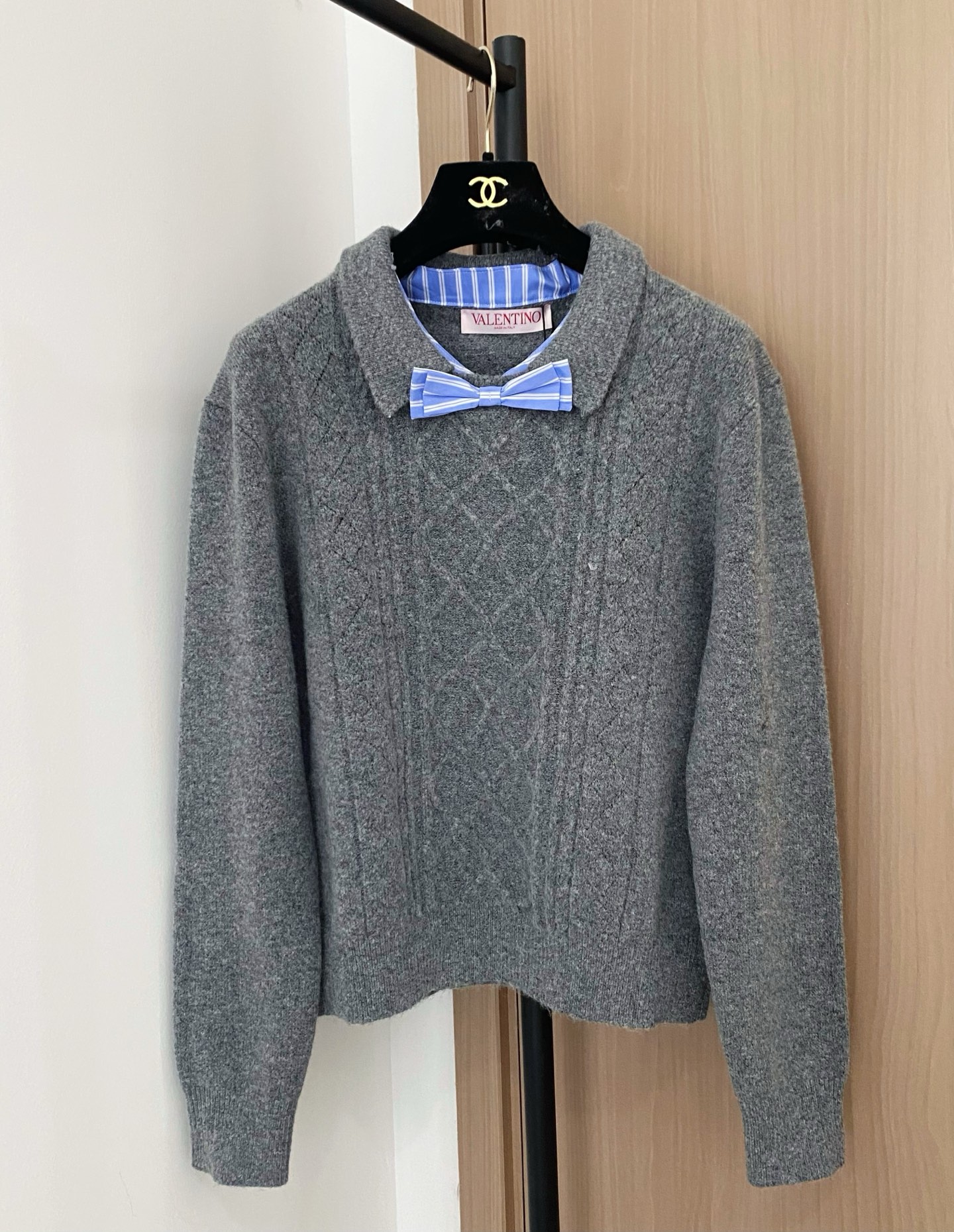 NO:489527,New Year's new two-color long-sleeved chest bow logo pattern embellishment, fashionable and relaxing feeling on the upper body, color code //,,alexander wang19860909年新款二色长袖胸前蝴蝶结logo图案修饰点缀 上身時尚鬆弛感 色碼 //,,alexander wang,Women's clothing