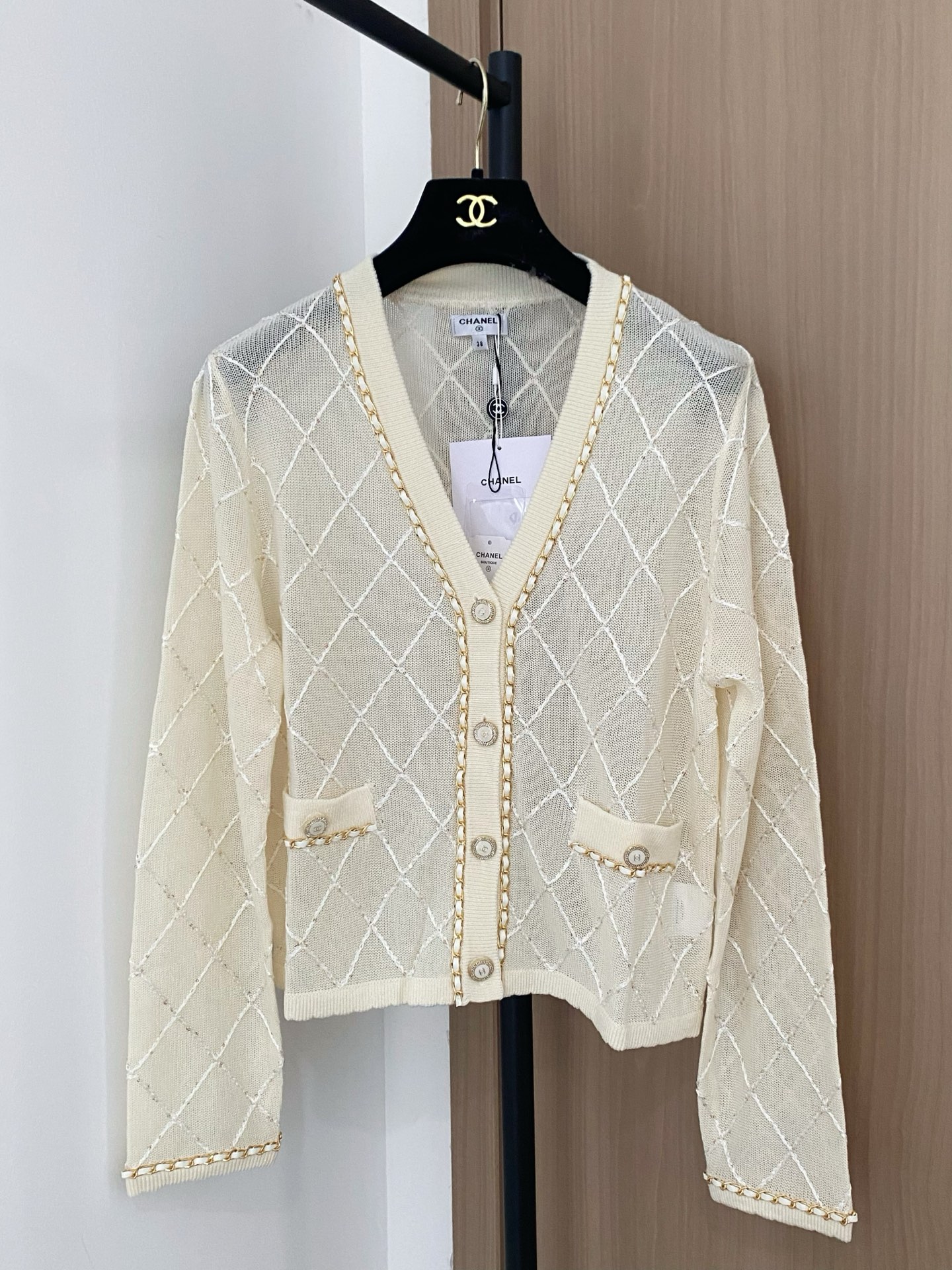 NO:494966,New two-color v-neck cardigan, breathable fabric, logo button embellishment, high-end atmosphere on the upper body, color code //,,alexander wang19860909新款 二色v领开衫 面料透气 logo纽扣修饰点缀 上身高级氛围感 色碼 //,,alexander wang,Women's clothing