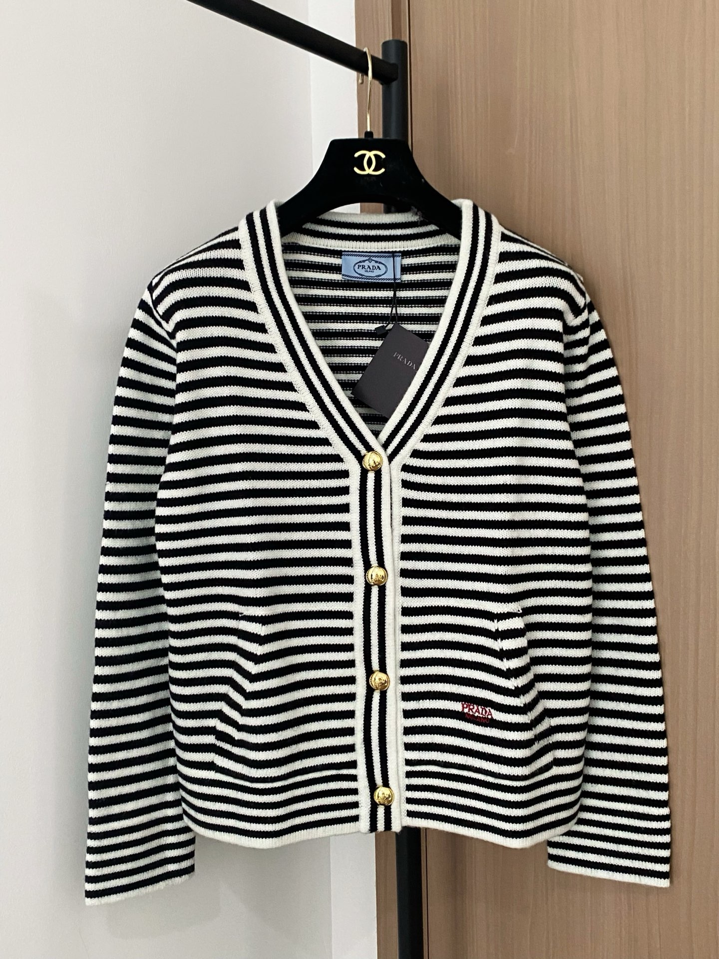 NO:489609,New two-color striped cardigan, embroidered logo modification, upper body makes you look slim and white in skin color code //,,alexander wang19860909新款 二色条纹开衫 刺绣logo修饰搭配 上身显瘦超級显肤白 色碼 //,,alexander wang,Women's clothing