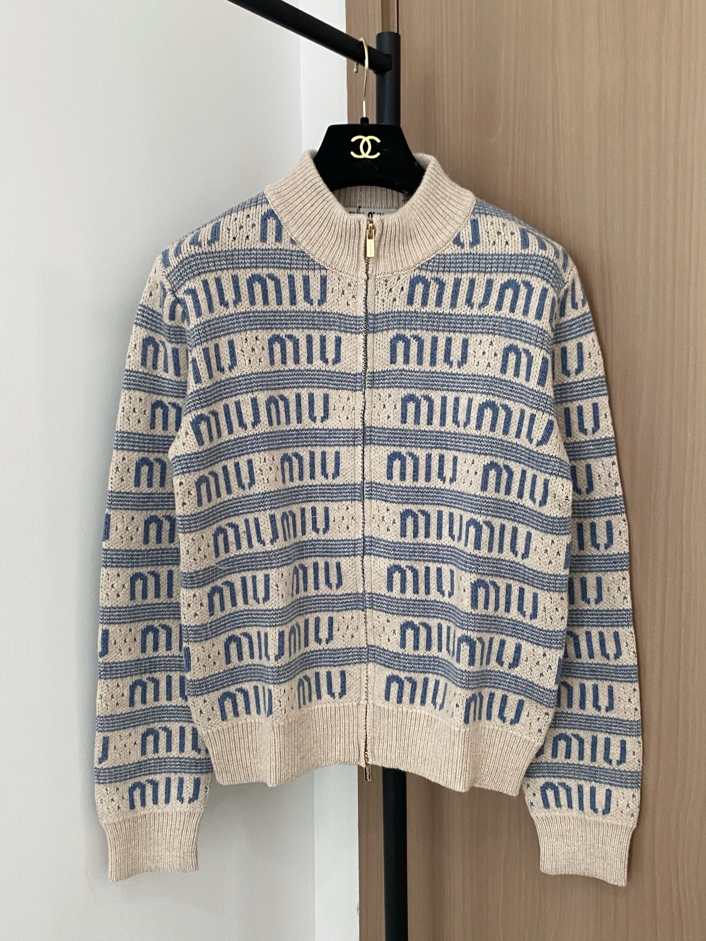NO:494969,New two-color cardigan, presbyterian logo embellishment, slim and versatile color code //,,alexander wang19860909新款 二色开衫 老花logo点缀修饰 上身显瘦百搭 色碼 //,,alexander wang,Women's clothing