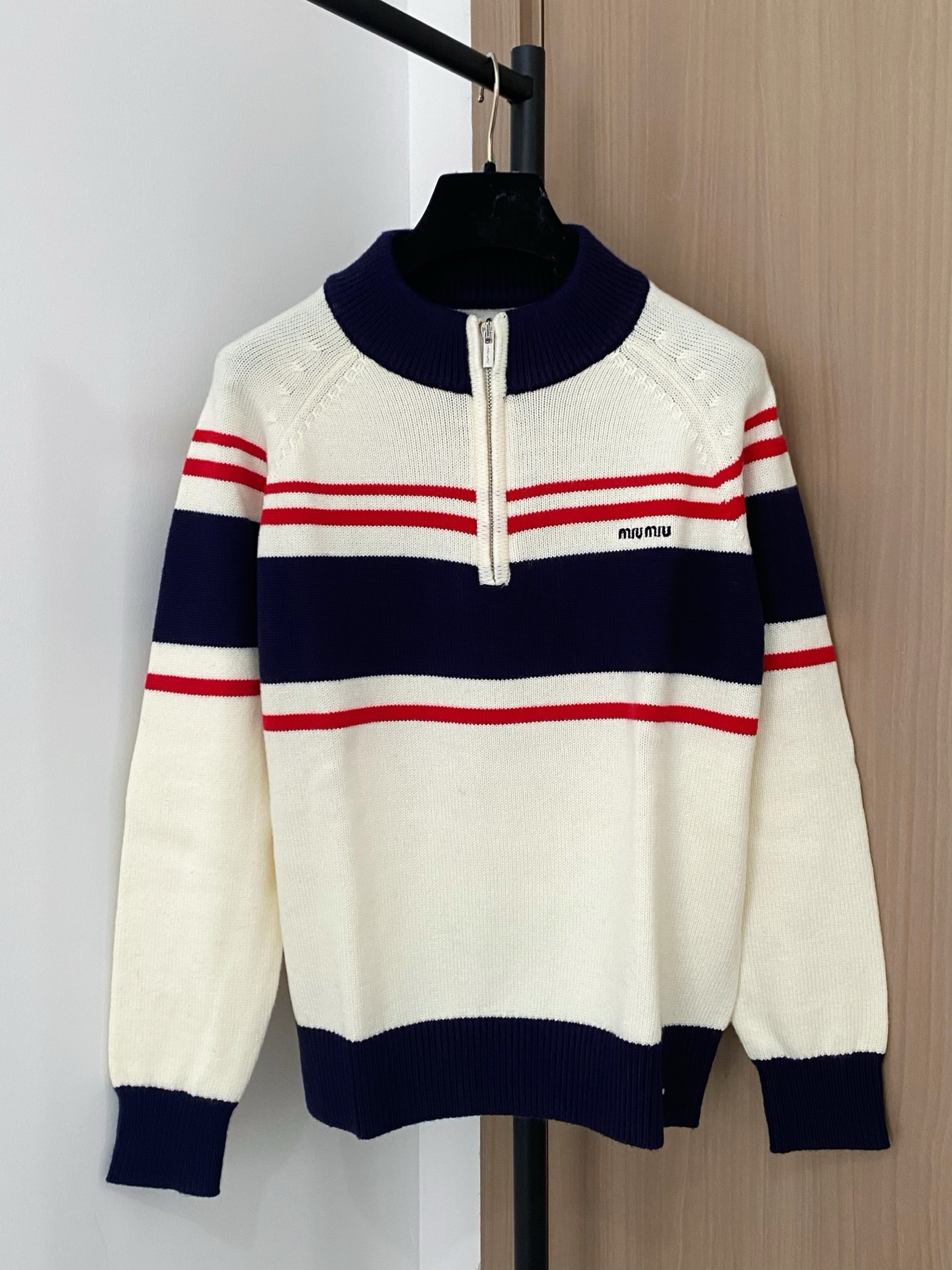 NO:494952,New two-color contrasting half-zipper long sleeves, embroidered logo embellishment, slim and versatile color code //,,alexander wang19860909新款 二色撞色半拉链长袖 刺绣logo点缀修饰 上身显瘦百搭 色碼 //,,alexander wang,Women's clothing