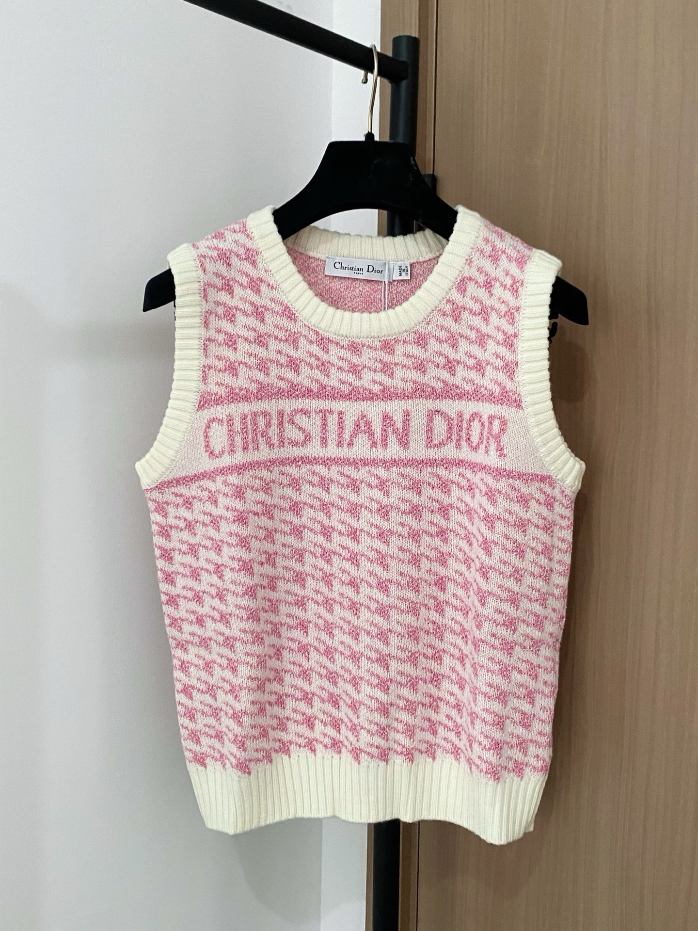 𝐃𝐢𝐨𝐫 𝟐𝟓新款 二色背心 logo图案点缀修饰 上身顯瘦時尚 𝟐色𝟑碼 𝟑𝟔/𝟑𝟖/𝟒𝟎