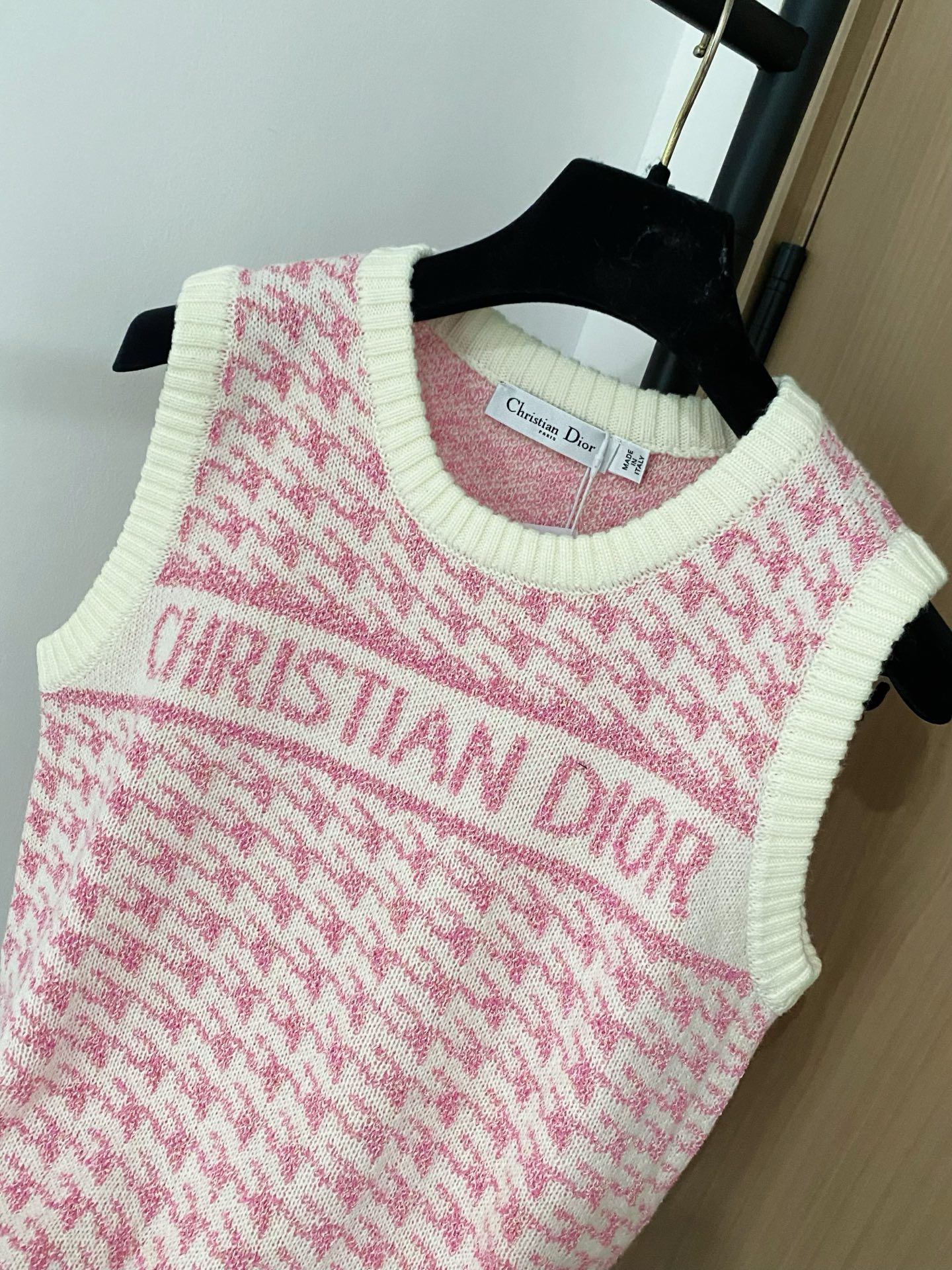 𝐃𝐢𝐨𝐫 𝟐𝟓新款 二色背心 logo图案点缀修饰 上身顯瘦時尚 𝟐色𝟑碼 𝟑𝟔/𝟑𝟖/𝟒𝟎