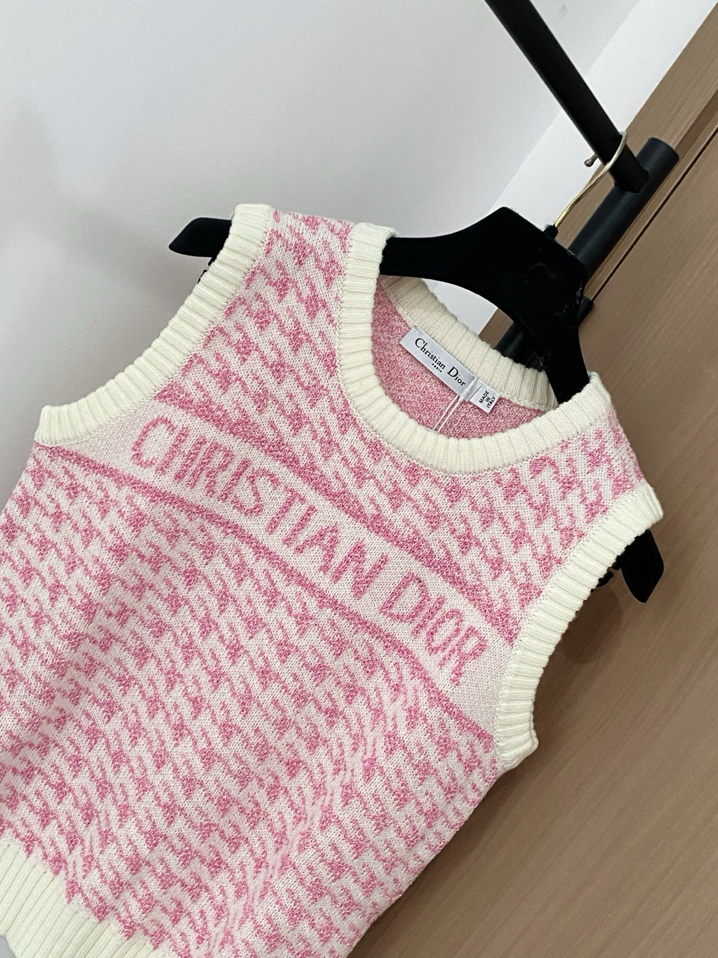 𝐃𝐢𝐨𝐫 𝟐𝟓新款 二色背心 logo图案点缀修饰 上身顯瘦時尚 𝟐色𝟑碼 𝟑𝟔/𝟑𝟖/𝟒𝟎