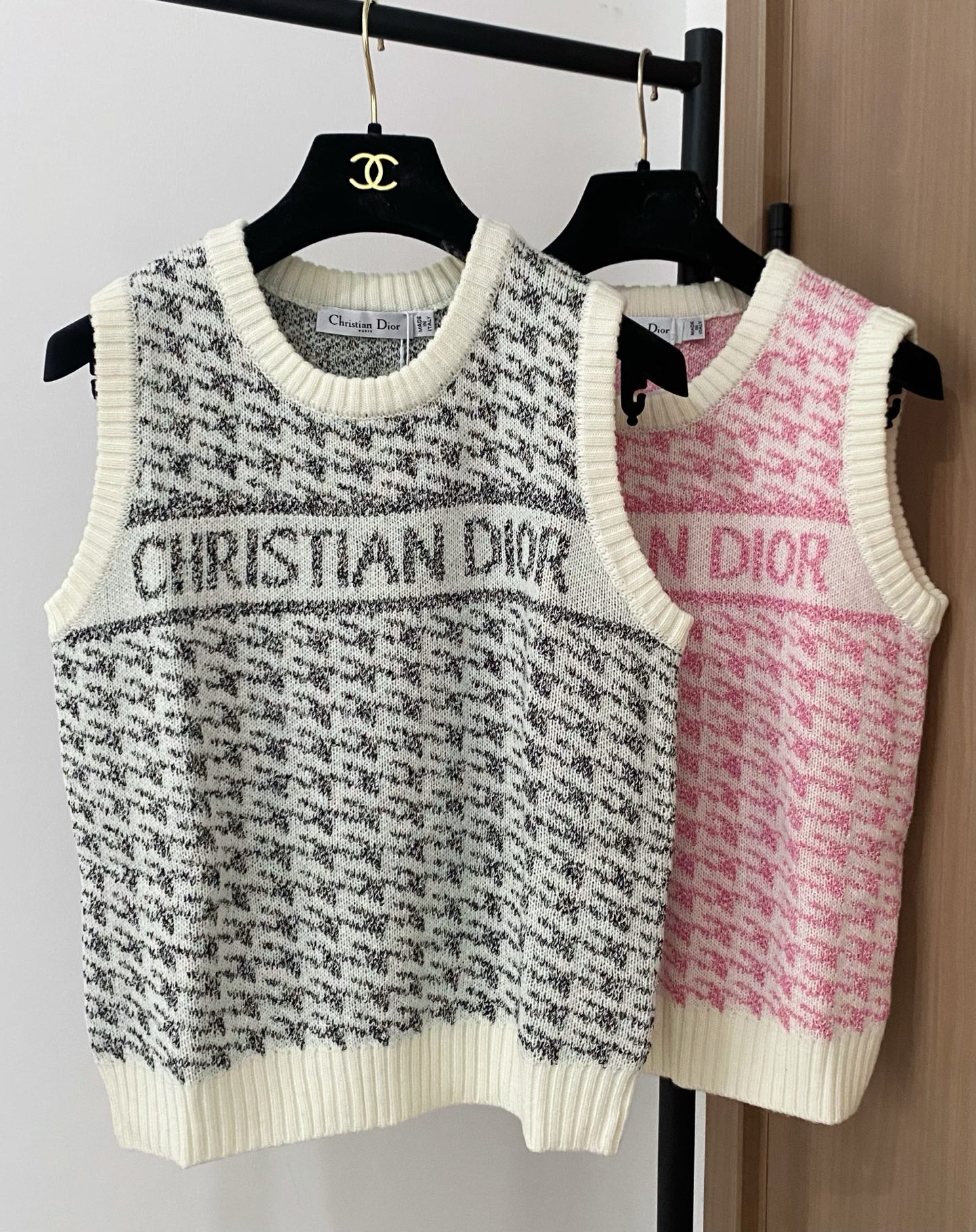 𝐃𝐢𝐨𝐫 𝟐𝟓新款 二色背心 logo图案点缀修饰 上身顯瘦時尚 𝟐色𝟑碼 𝟑𝟔/𝟑𝟖/𝟒𝟎