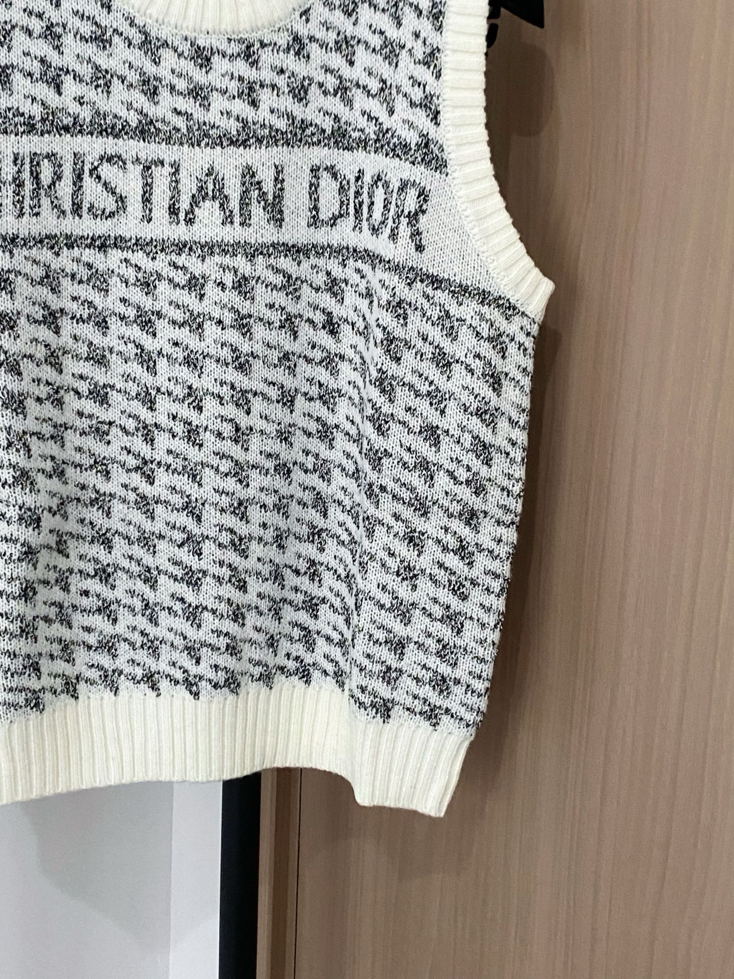 𝐃𝐢𝐨𝐫 𝟐𝟓新款 二色背心 logo图案点缀修饰 上身顯瘦時尚 𝟐色𝟑碼 𝟑𝟔/𝟑𝟖/𝟒𝟎