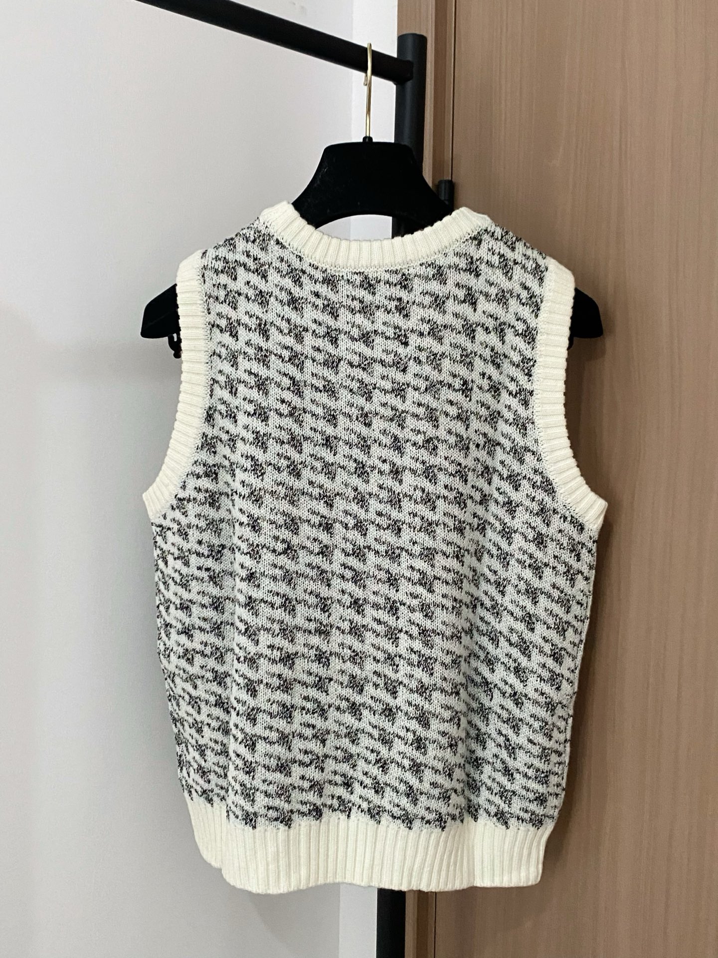 𝐃𝐢𝐨𝐫 𝟐𝟓新款 二色背心 logo图案点缀修饰 上身顯瘦時尚 𝟐色𝟑碼 𝟑𝟔/𝟑𝟖/𝟒𝟎