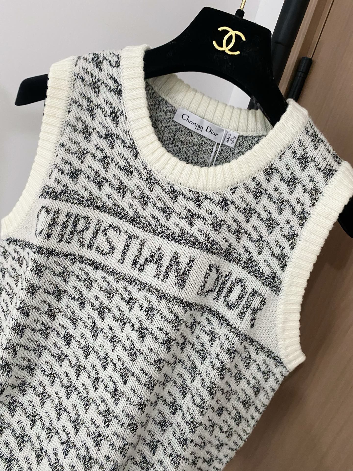 𝐃𝐢𝐨𝐫 𝟐𝟓新款 二色背心 logo图案点缀修饰 上身顯瘦時尚 𝟐色𝟑碼 𝟑𝟔/𝟑𝟖/𝟒𝟎