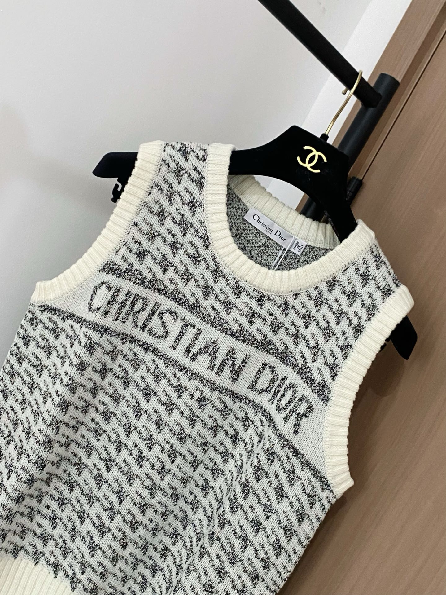 𝐃𝐢𝐨𝐫 𝟐𝟓新款 二色背心 logo图案点缀修饰 上身顯瘦時尚 𝟐色𝟑碼 𝟑𝟔/𝟑𝟖/𝟒𝟎