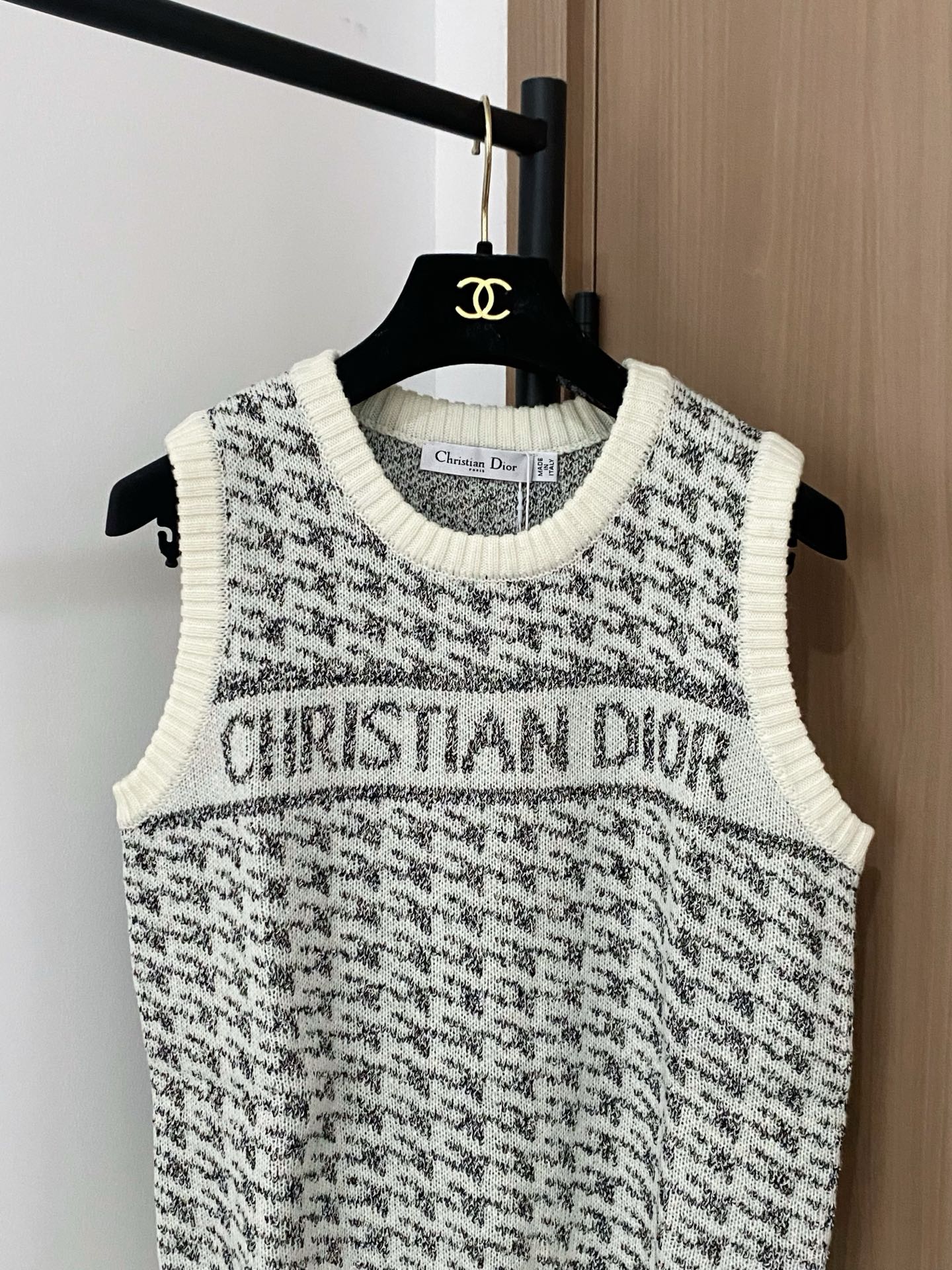 𝐃𝐢𝐨𝐫 𝟐𝟓新款 二色背心 logo图案点缀修饰 上身顯瘦時尚 𝟐色𝟑碼 𝟑𝟔/𝟑𝟖/𝟒𝟎