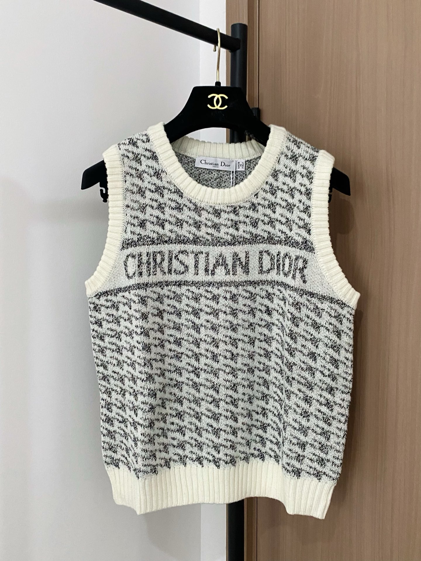 NO:507839,New two-color vest logo pattern embellishment and decoration, slim and fashionable color code //,,alexander wang19860909新款 二色背心 logo图案点缀修饰 上身顯瘦時尚 色碼 //,,alexander wang,Women's clothing