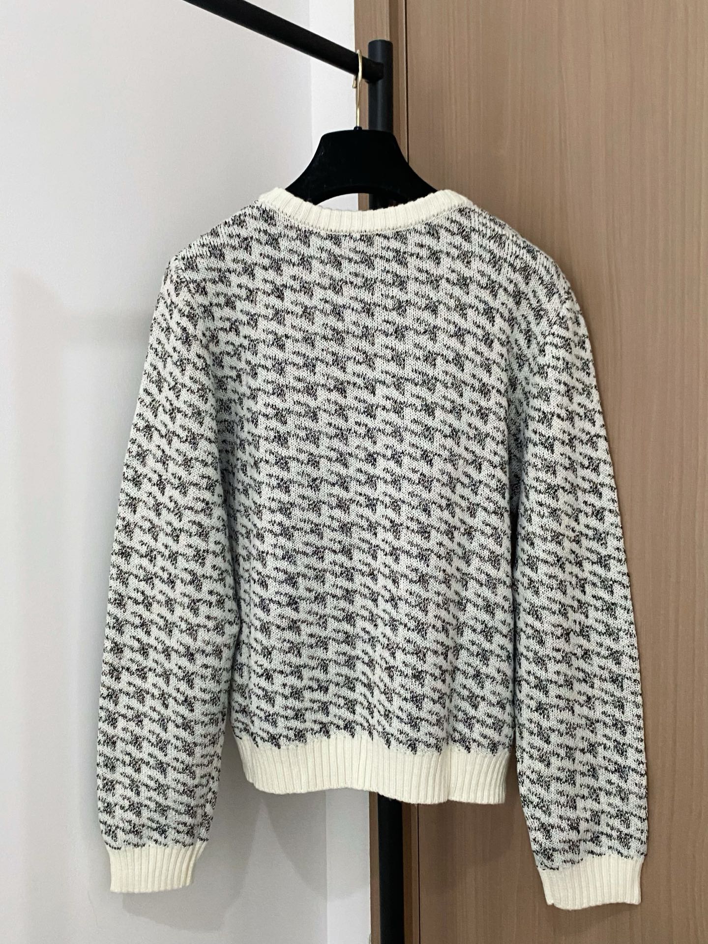 𝐃𝐢𝐨𝐫 𝟐𝟓新款 二色长袖 logo图案点缀修饰 上身顯瘦時尚 𝟐色𝟑碼 𝟑𝟔/𝟑𝟖/𝟒𝟎