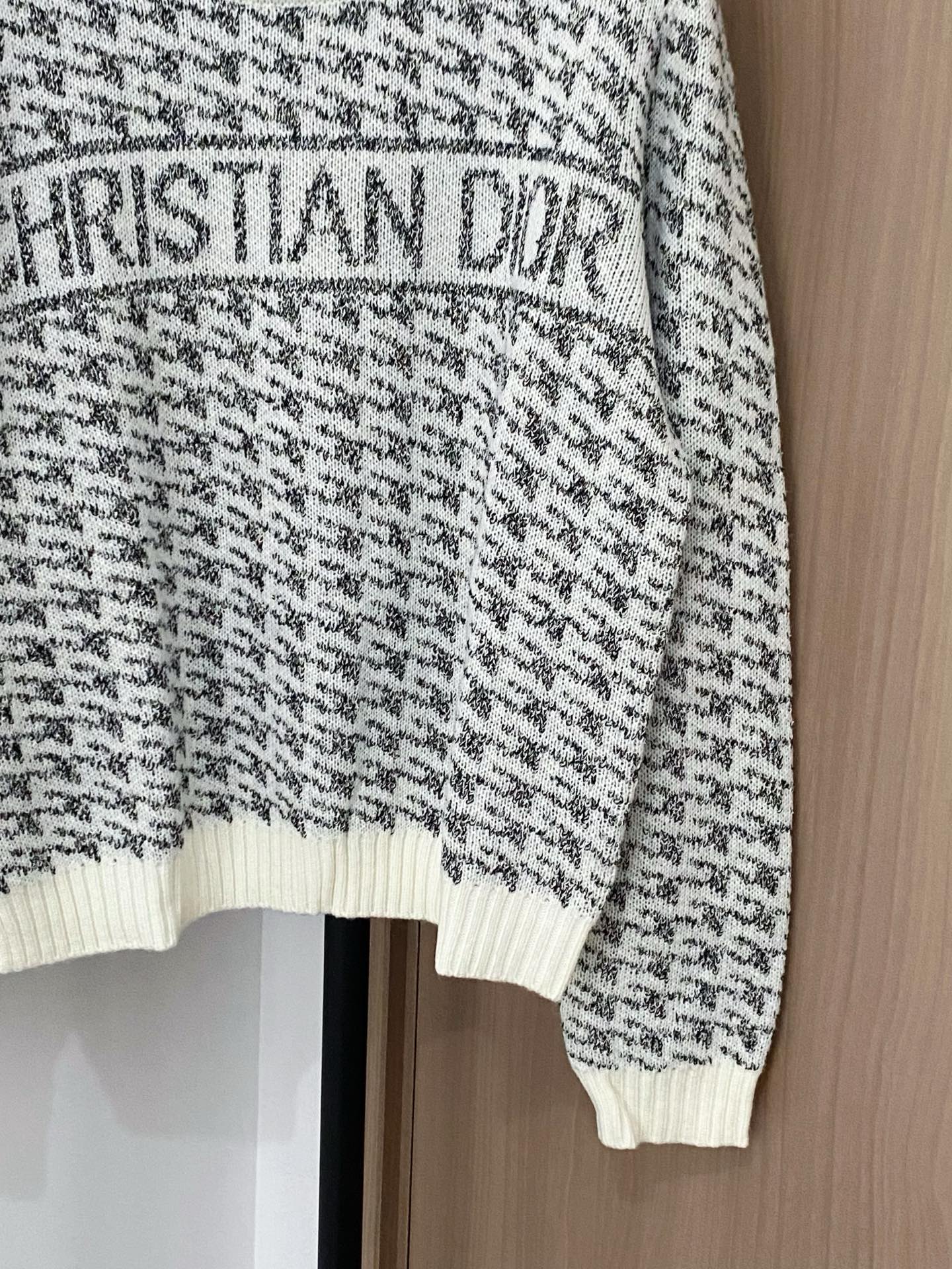 𝐃𝐢𝐨𝐫 𝟐𝟓新款 二色长袖 logo图案点缀修饰 上身顯瘦時尚 𝟐色𝟑碼 𝟑𝟔/𝟑𝟖/𝟒𝟎