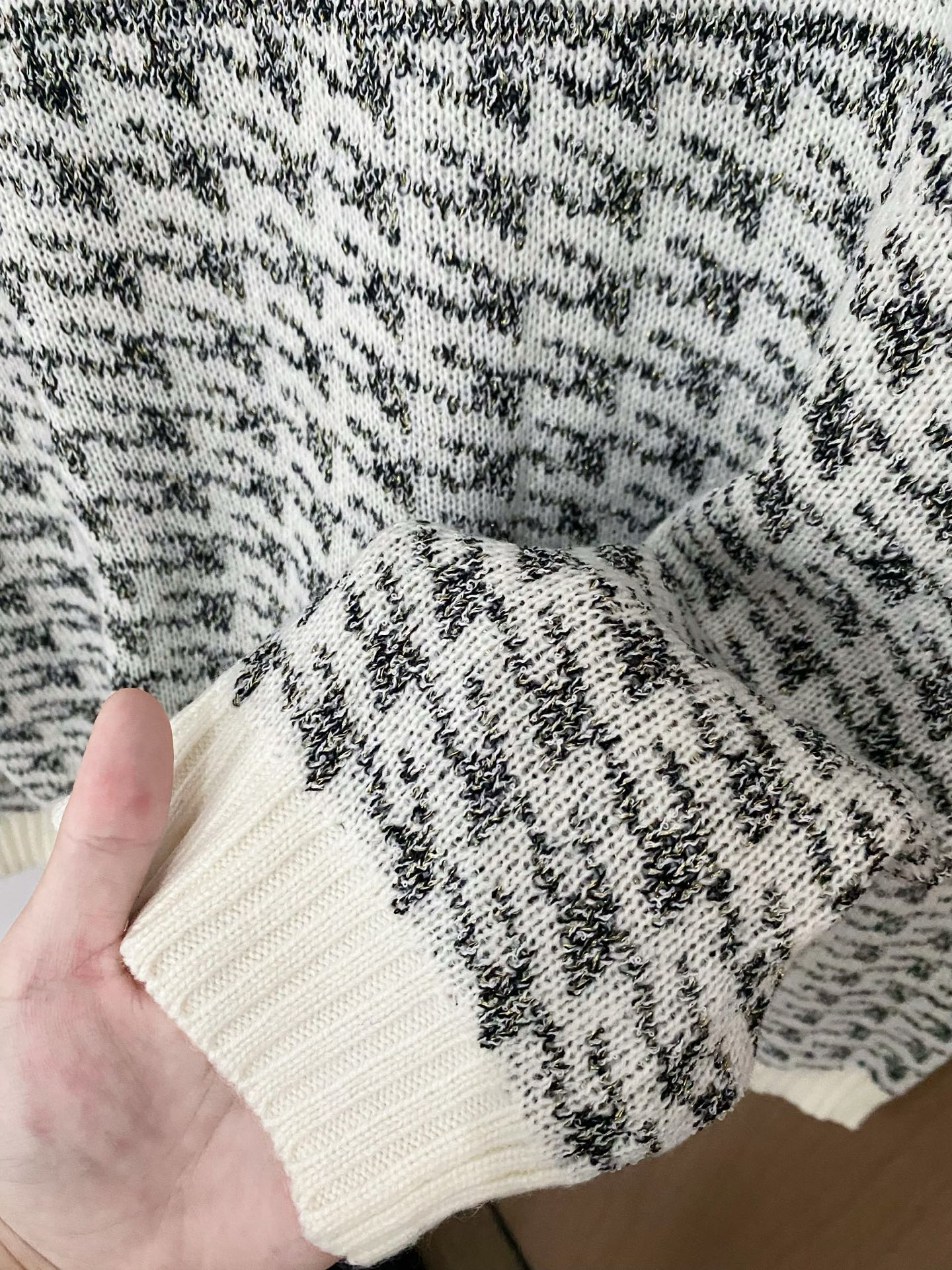 𝐃𝐢𝐨𝐫 𝟐𝟓新款 二色长袖 logo图案点缀修饰 上身顯瘦時尚 𝟐色𝟑碼 𝟑𝟔/𝟑𝟖/𝟒𝟎