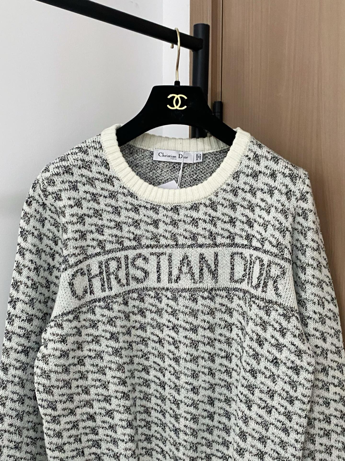 𝐃𝐢𝐨𝐫 𝟐𝟓新款 二色长袖 logo图案点缀修饰 上身顯瘦時尚 𝟐色𝟑碼 𝟑𝟔/𝟑𝟖/𝟒𝟎