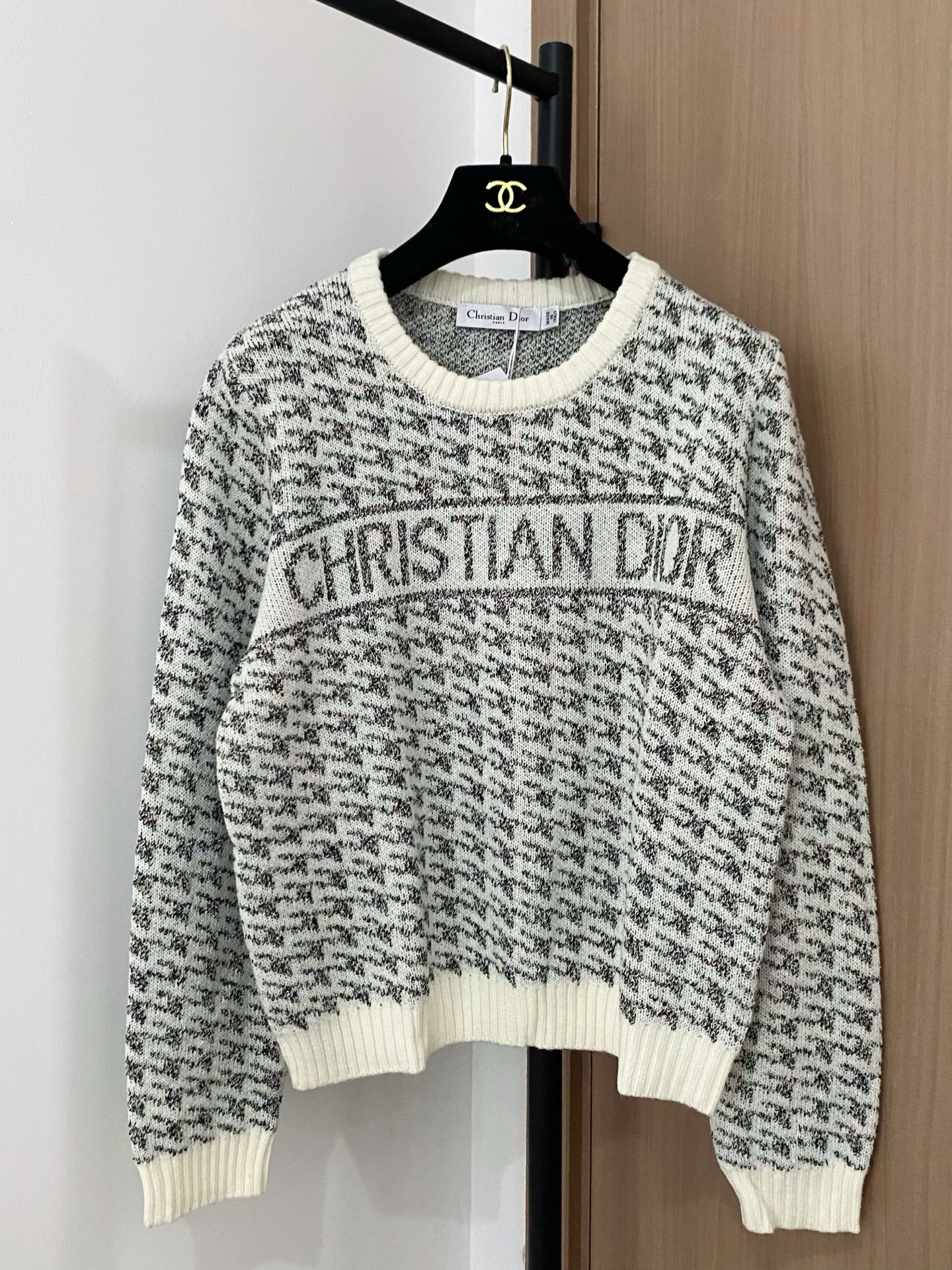 NO:507841,New two-color long sleeve logo pattern embellishment and decoration, slim and fashionable upper body color code //,,alexander wang19860909新款 二色长袖 logo图案点缀修饰 上身顯瘦時尚 色碼 //,,alexander wang,Women's clothing