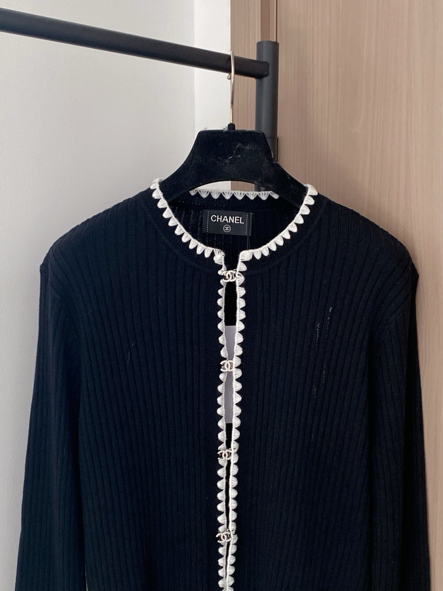 𝐂𝐡𝐚𝐧𝐞𝐥 𝟐𝟓新款 二色开衫 面料透气 logo纽扣修饰点缀 上身高级氛围感🈵️🈵️ 𝟐色𝟑碼 𝟑𝟔