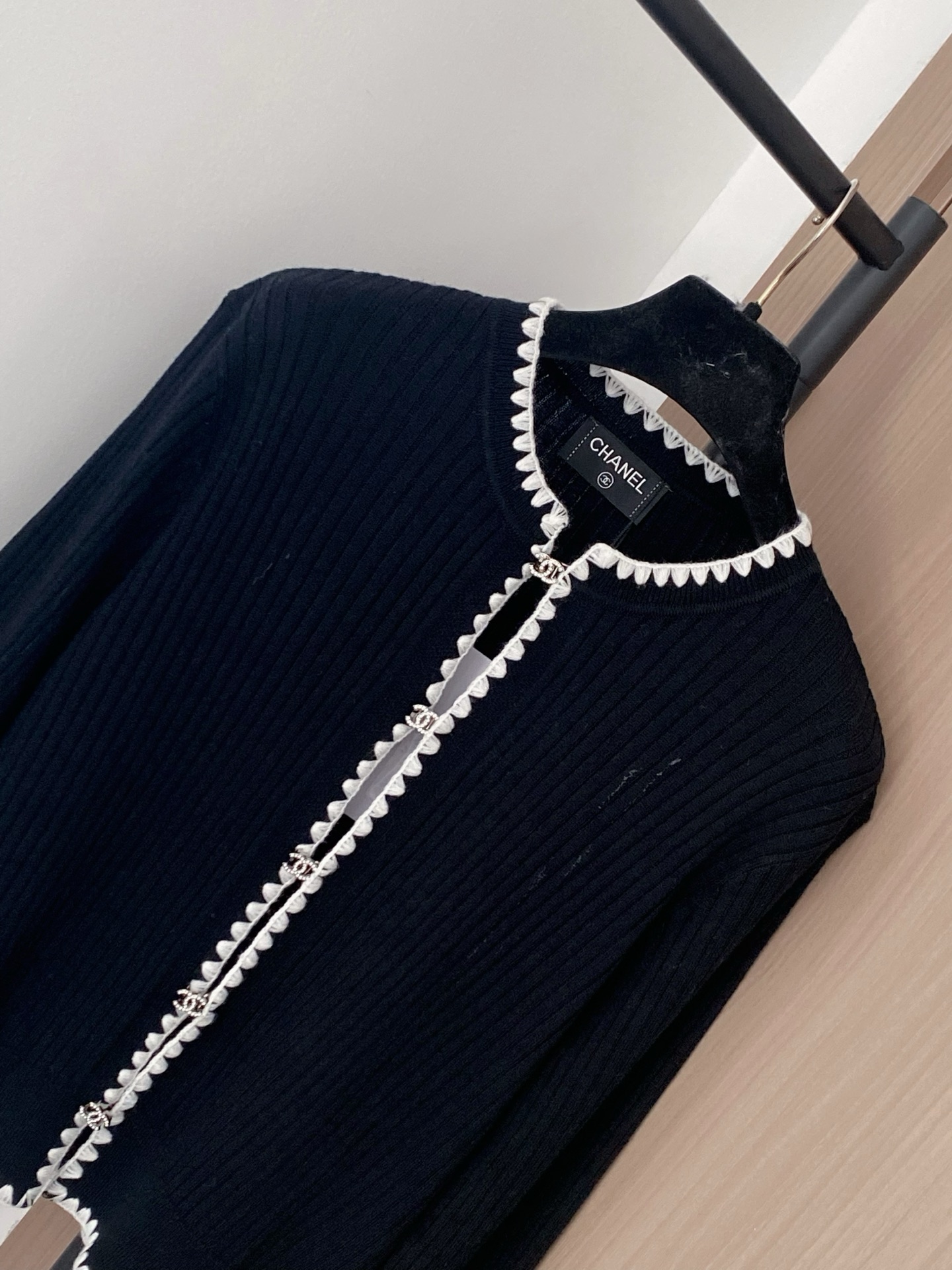 𝐂𝐡𝐚𝐧𝐞𝐥 𝟐𝟓新款 二色开衫 面料透气 logo纽扣修饰点缀 上身高级氛围感🈵️🈵️ 𝟐色𝟑碼 𝟑𝟔