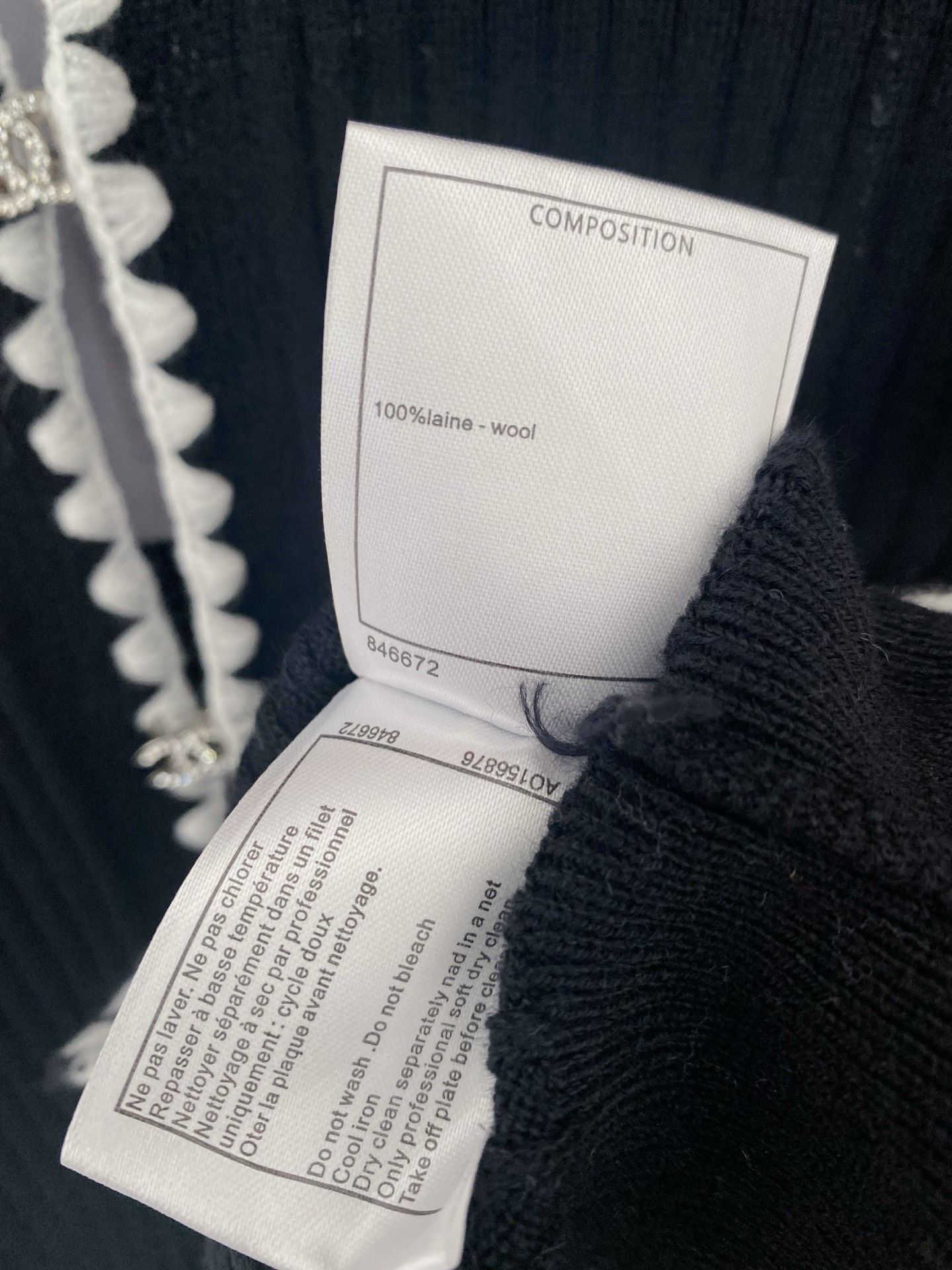 𝐂𝐡𝐚𝐧𝐞𝐥 𝟐𝟓新款 二色开衫 面料透气 logo纽扣修饰点缀 上身高级氛围感🈵️🈵️ 𝟐色𝟑碼 𝟑𝟔