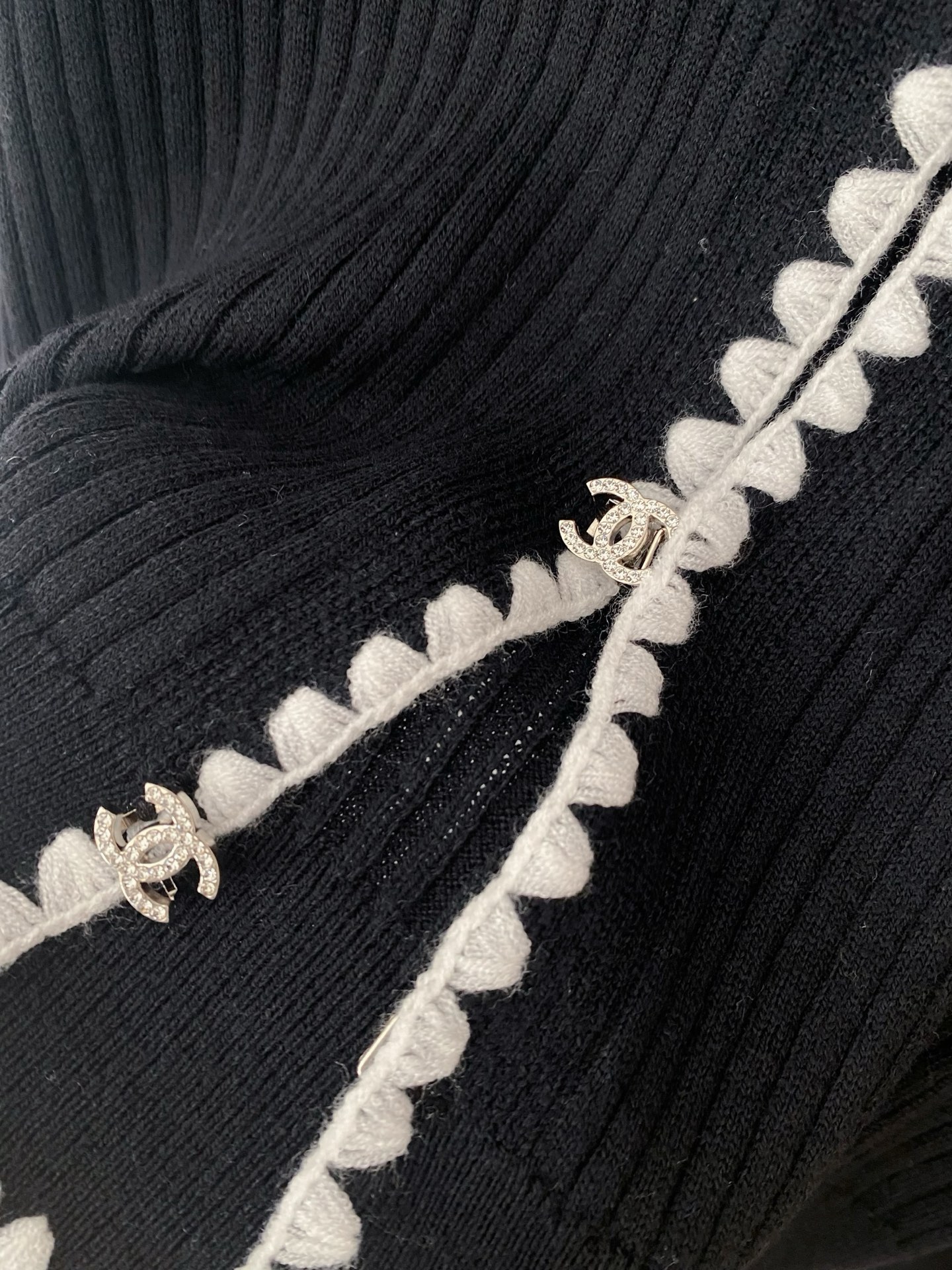 𝐂𝐡𝐚𝐧𝐞𝐥 𝟐𝟓新款 二色开衫 面料透气 logo纽扣修饰点缀 上身高级氛围感🈵️🈵️ 𝟐色𝟑碼 𝟑𝟔