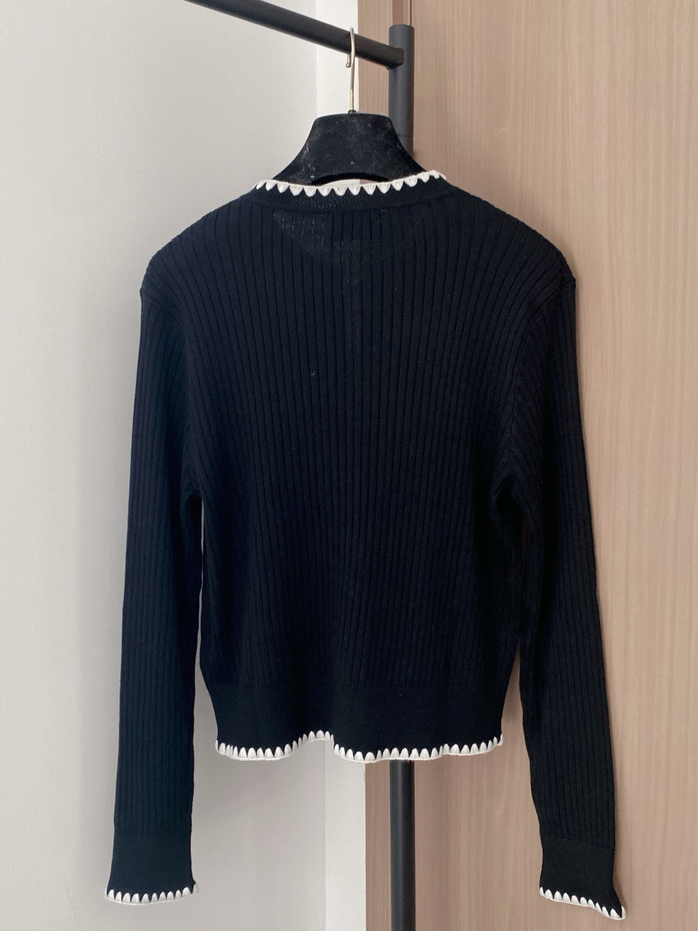 𝐂𝐡𝐚𝐧𝐞𝐥 𝟐𝟓新款 二色开衫 面料透气 logo纽扣修饰点缀 上身高级氛围感🈵️🈵️ 𝟐色𝟑碼 𝟑𝟔