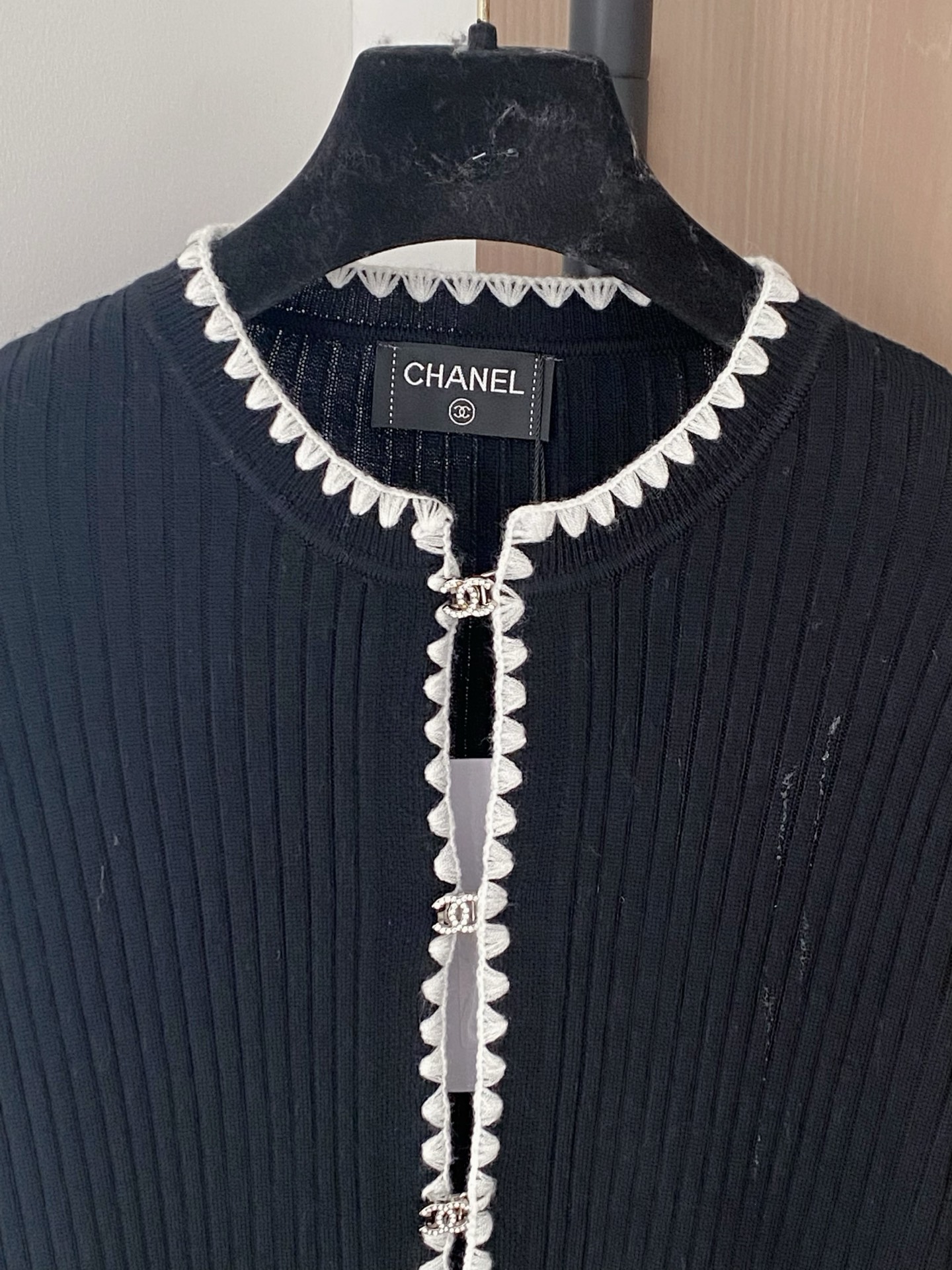 𝐂𝐡𝐚𝐧𝐞𝐥 𝟐𝟓新款 二色开衫 面料透气 logo纽扣修饰点缀 上身高级氛围感🈵️🈵️ 𝟐色𝟑碼 𝟑𝟔