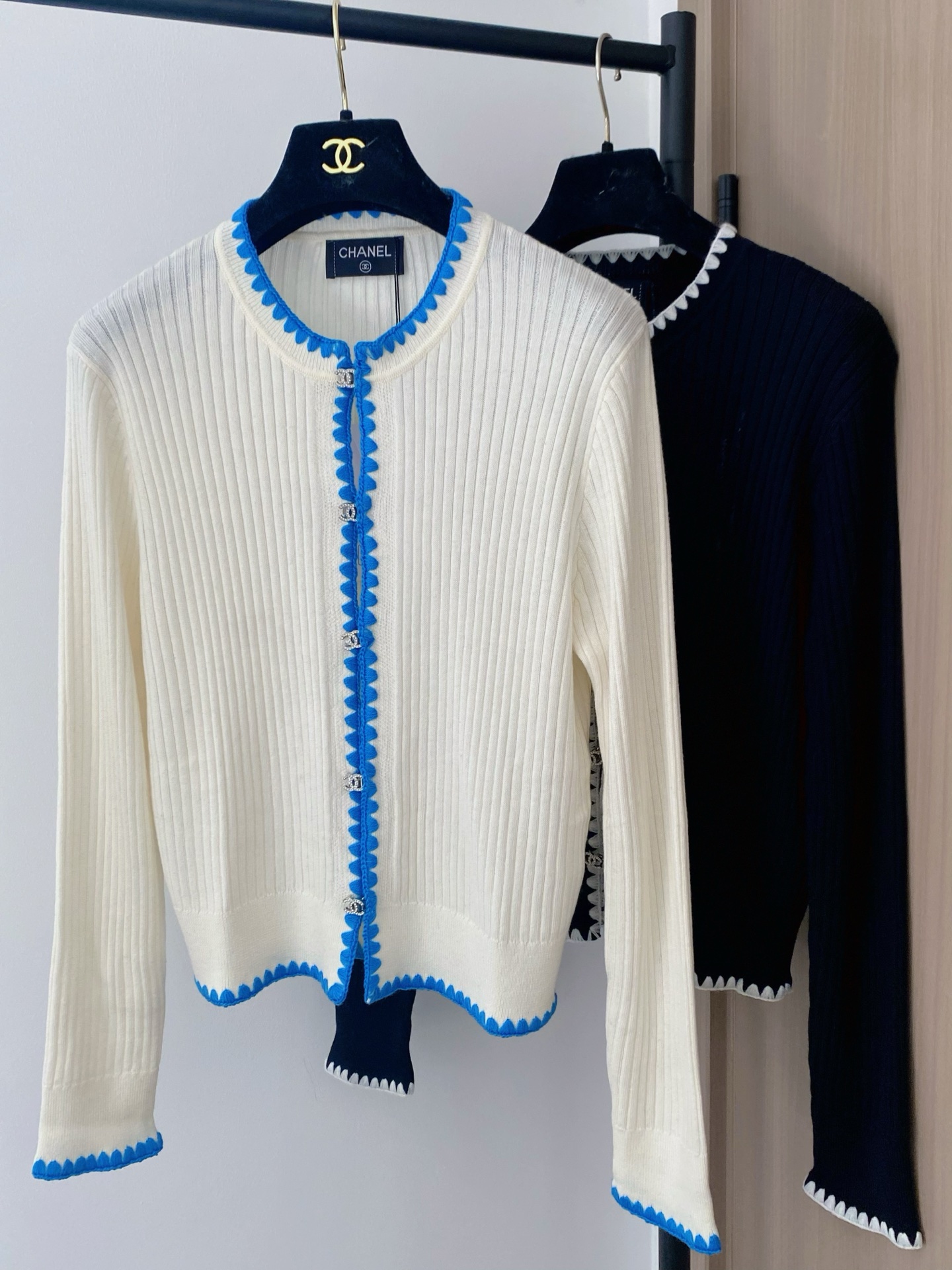 𝐂𝐡𝐚𝐧𝐞𝐥 𝟐𝟓新款 二色开衫 面料透气 logo纽扣修饰点缀 上身高级氛围感🈵️🈵️ 𝟐色𝟑碼 𝟑𝟔