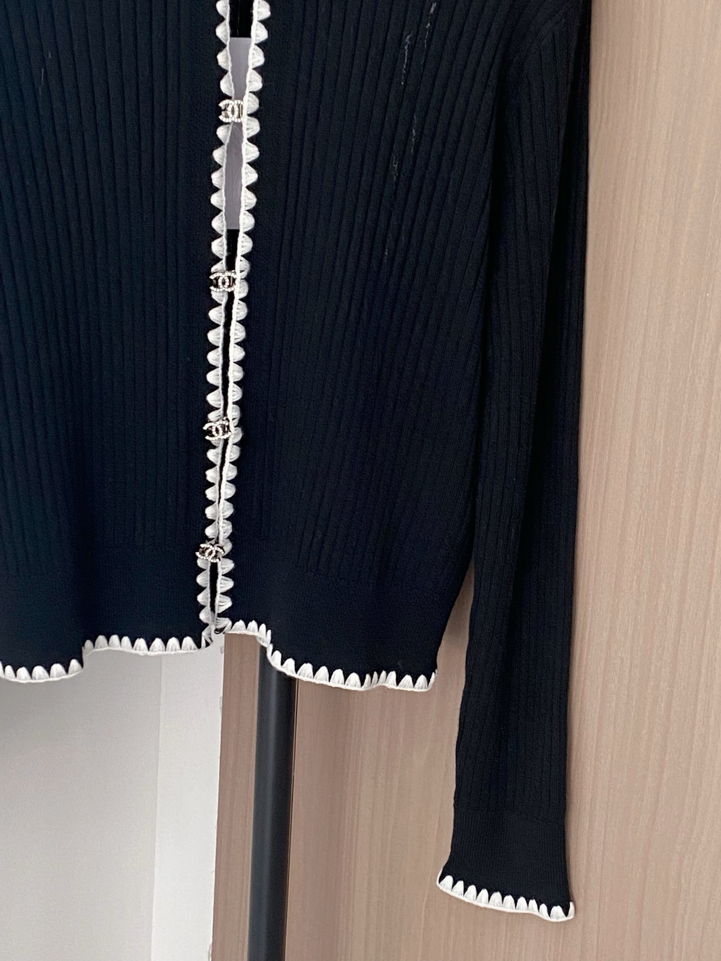 𝐂𝐡𝐚𝐧𝐞𝐥 𝟐𝟓新款 二色开衫 面料透气 logo纽扣修饰点缀 上身高级氛围感🈵️🈵️ 𝟐色𝟑碼 𝟑𝟔