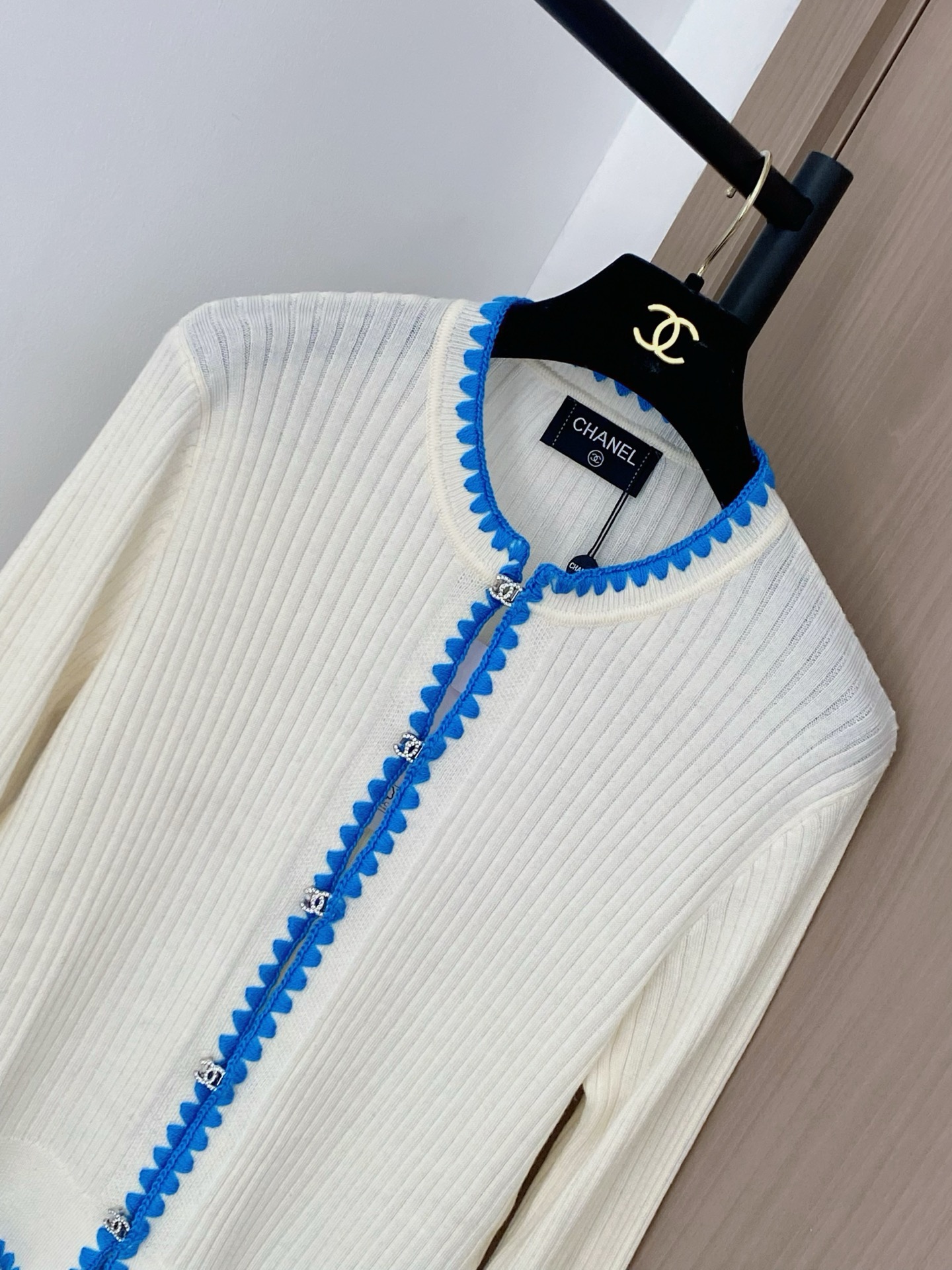 𝐂𝐡𝐚𝐧𝐞𝐥 𝟐𝟓新款 二色开衫 面料透气 logo纽扣修饰点缀 上身高级氛围感🈵️🈵️ 𝟐色𝟑碼 𝟑𝟔