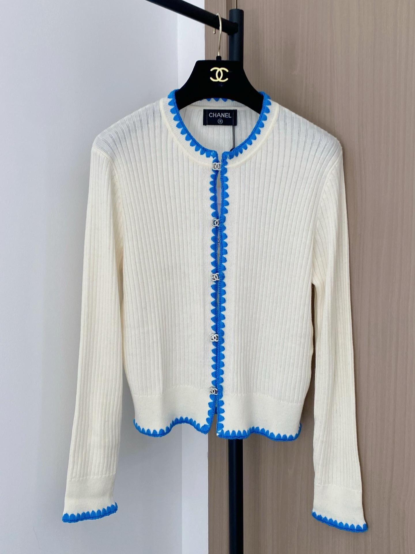 NO:507837,New two-color cardigan, breathable fabric, logo button embellishment, high-end atmosphere on the upper body, color code //,,alexander wang19860909新款 二色开衫 面料透气 logo纽扣修饰点缀 上身高级氛围感 色碼 //,,alexander wang,Women's clothing