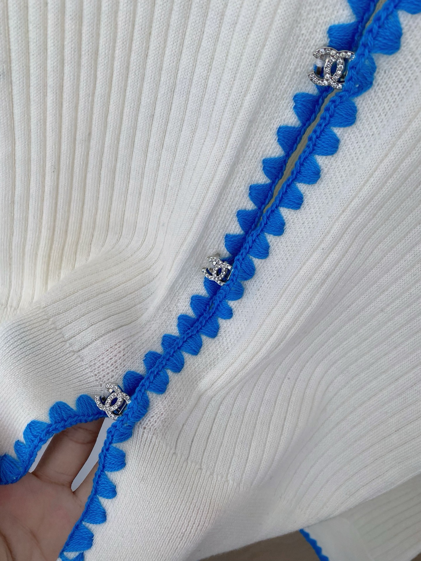 𝐂𝐡𝐚𝐧𝐞𝐥 𝟐𝟓新款 二色开衫 面料透气 logo纽扣修饰点缀 上身高级氛围感🈵️🈵️ 𝟐色𝟑碼 𝟑𝟔