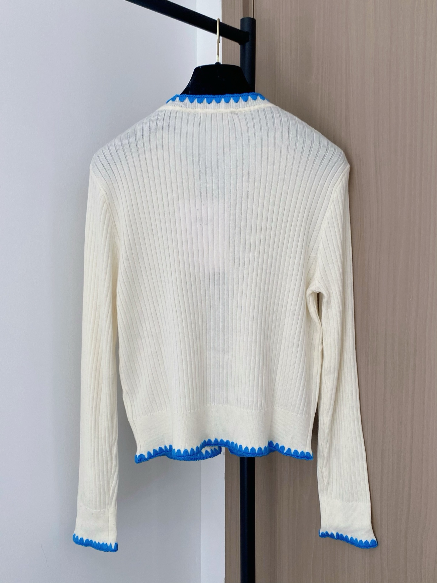 𝐂𝐡𝐚𝐧𝐞𝐥 𝟐𝟓新款 二色开衫 面料透气 logo纽扣修饰点缀 上身高级氛围感🈵️🈵️ 𝟐色𝟑碼 𝟑𝟔