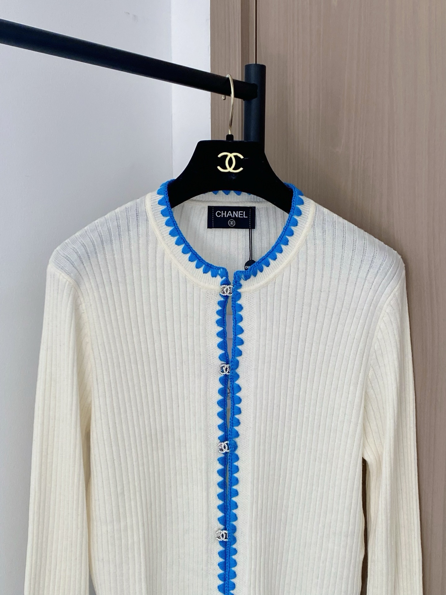 𝐂𝐡𝐚𝐧𝐞𝐥 𝟐𝟓新款 二色开衫 面料透气 logo纽扣修饰点缀 上身高级氛围感🈵️🈵️ 𝟐色𝟑碼 𝟑𝟔