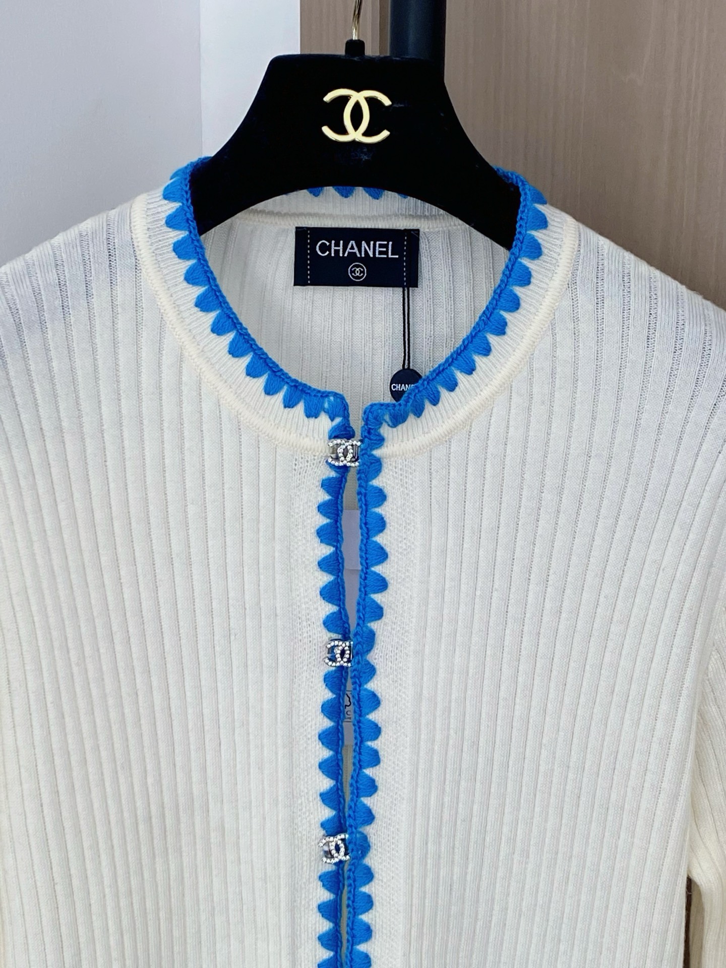 𝐂𝐡𝐚𝐧𝐞𝐥 𝟐𝟓新款 二色开衫 面料透气 logo纽扣修饰点缀 上身高级氛围感🈵️🈵️ 𝟐色𝟑碼 𝟑𝟔