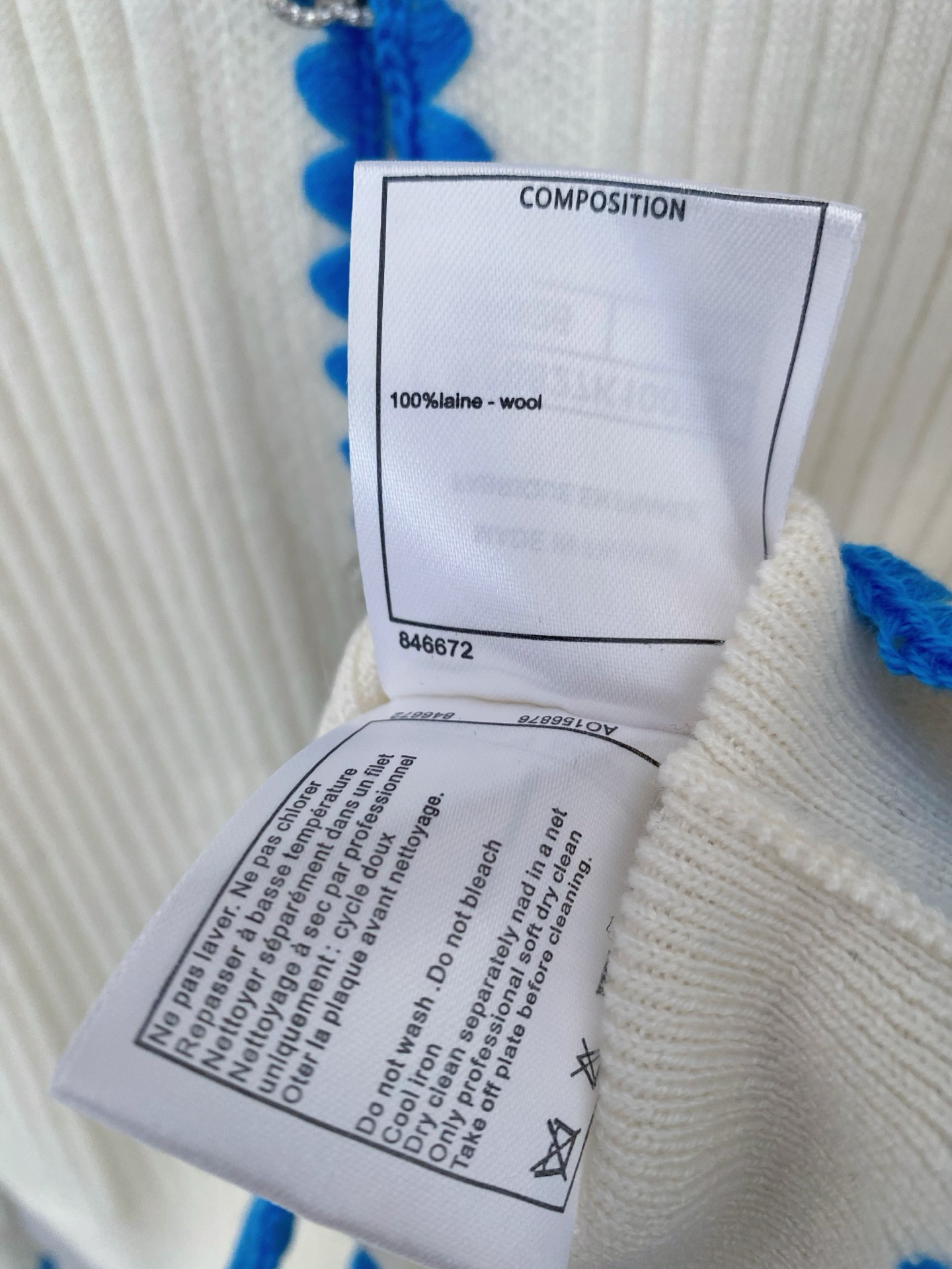 𝐂𝐡𝐚𝐧𝐞𝐥 𝟐𝟓新款 二色开衫 面料透气 logo纽扣修饰点缀 上身高级氛围感🈵️🈵️ 𝟐色𝟑碼 𝟑𝟔