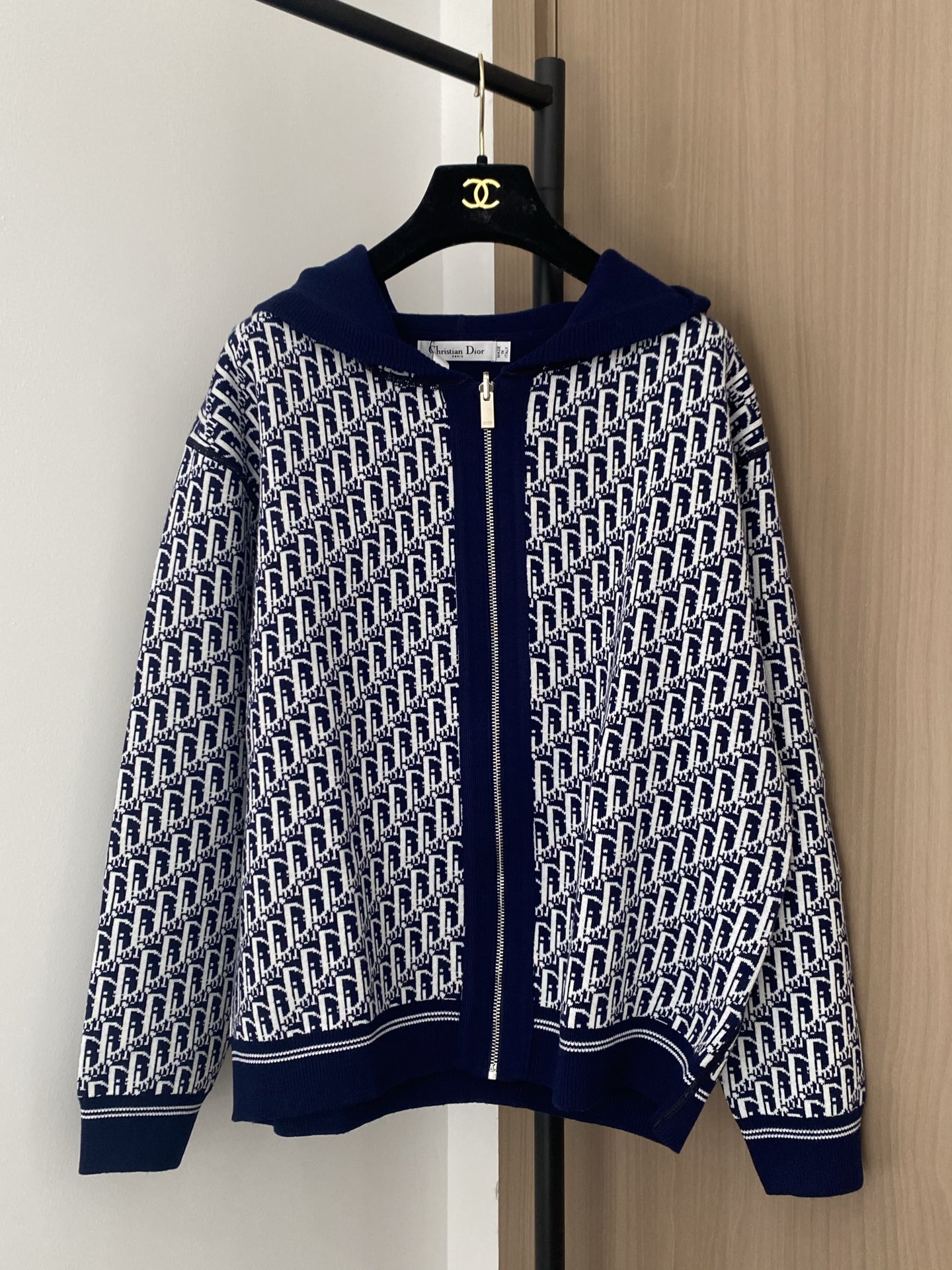 NO:507842,New style, two-color double-sided cardigan, presbyopia logo pattern embellishment, top body look slim and fashionable color code //,,alexander wang19860909新款 二色双面穿开衫 老花logo图案点缀修饰 上身顯瘦時尚 色碼 //,,alexander wang,Women's clothing