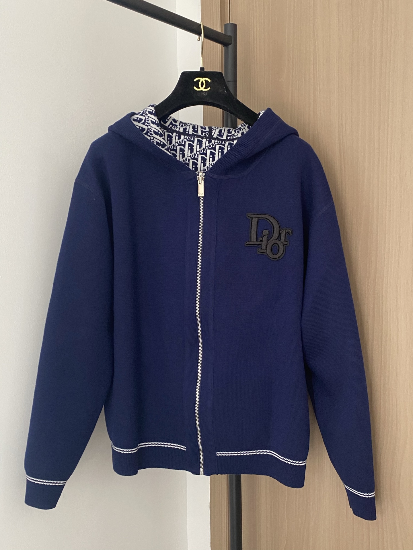 𝐃𝐢𝐨𝐫 𝟐𝟓新款 二色双面穿开衫 老花logo图案点缀修饰 上身顯瘦時尚 𝟐色𝟑碼 𝟑𝟔/𝟑𝟖/𝟒𝟎