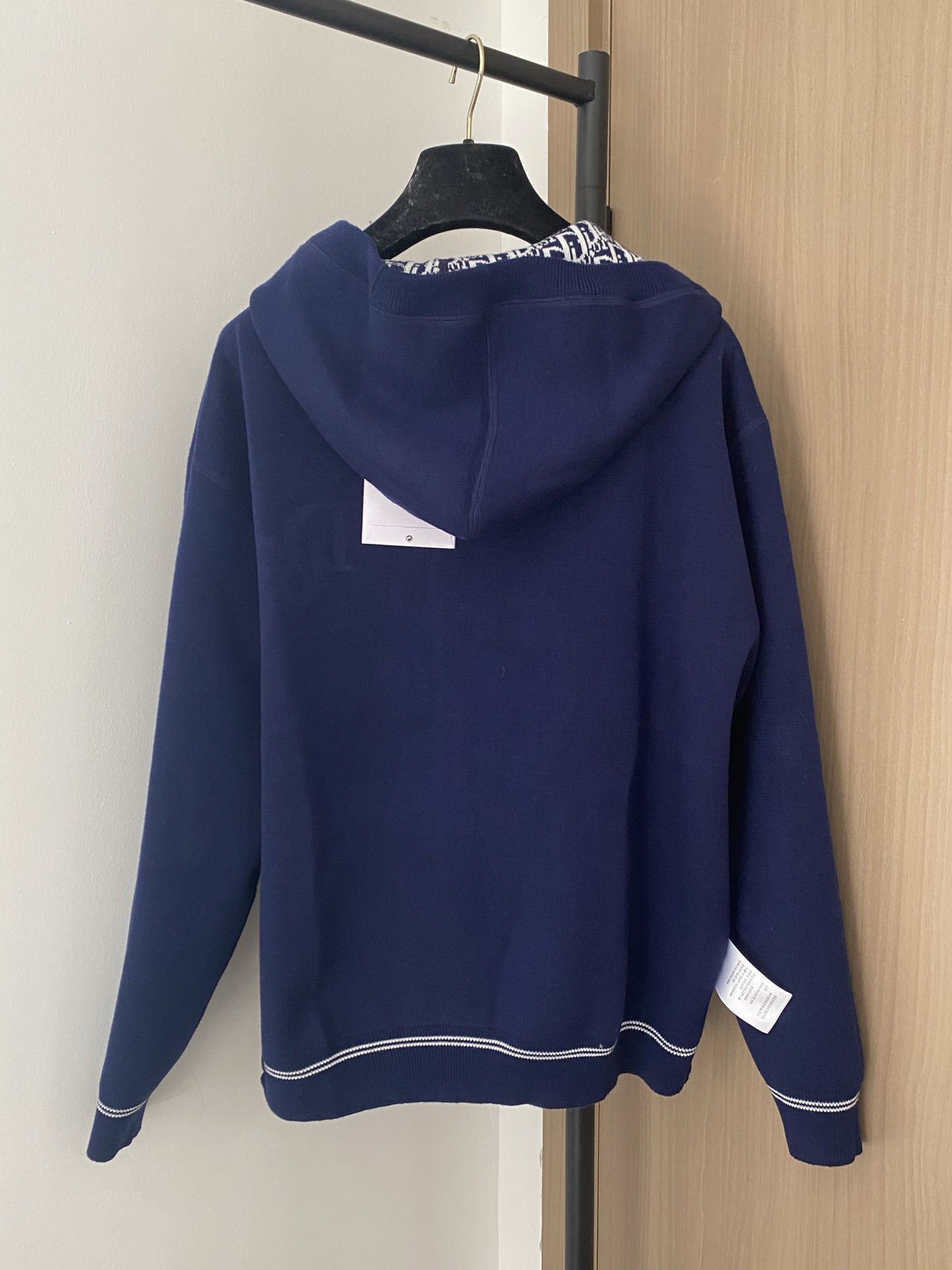 𝐃𝐢𝐨𝐫 𝟐𝟓新款 二色双面穿开衫 老花logo图案点缀修饰 上身顯瘦時尚 𝟐色𝟑碼 𝟑𝟔/𝟑𝟖/𝟒𝟎