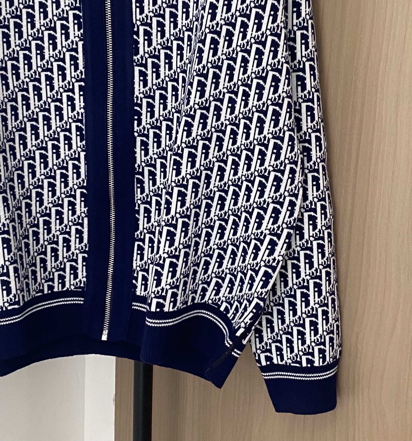 𝐃𝐢𝐨𝐫 𝟐𝟓新款 二色双面穿开衫 老花logo图案点缀修饰 上身顯瘦時尚 𝟐色𝟑碼 𝟑𝟔/𝟑𝟖/𝟒𝟎