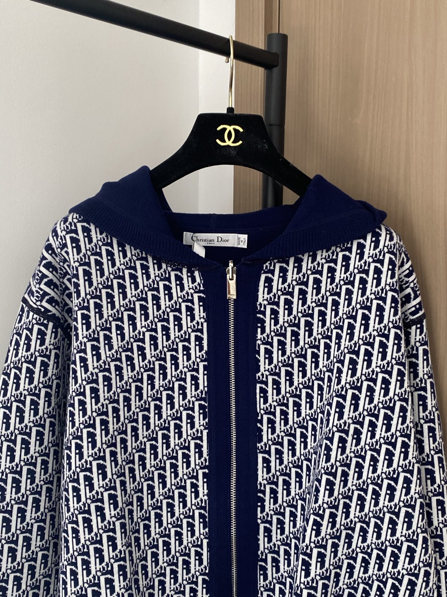 𝐃𝐢𝐨𝐫 𝟐𝟓新款 二色双面穿开衫 老花logo图案点缀修饰 上身顯瘦時尚 𝟐色𝟑碼 𝟑𝟔/𝟑𝟖/𝟒𝟎