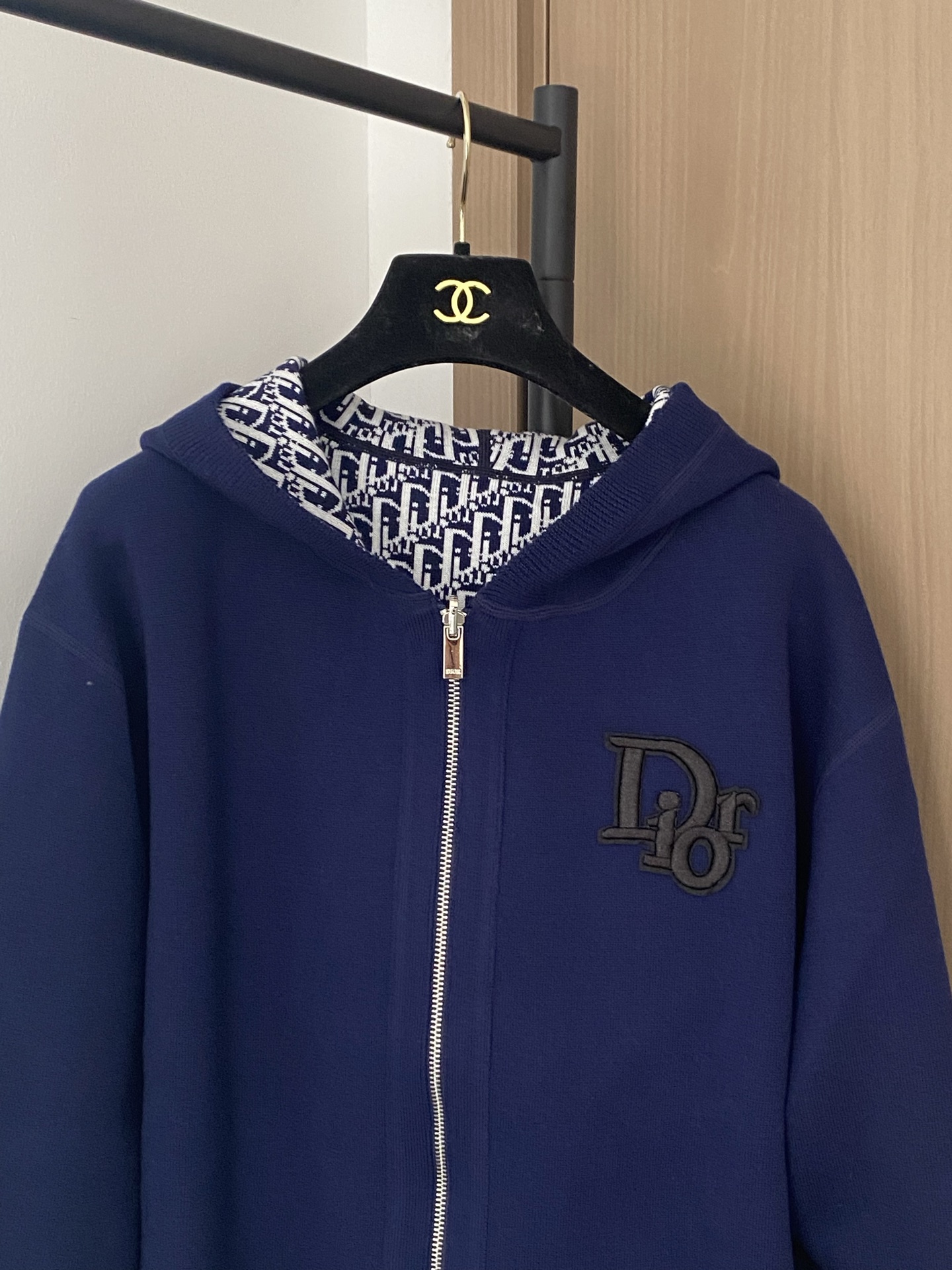 𝐃𝐢𝐨𝐫 𝟐𝟓新款 二色双面穿开衫 老花logo图案点缀修饰 上身顯瘦時尚 𝟐色𝟑碼 𝟑𝟔/𝟑𝟖/𝟒𝟎