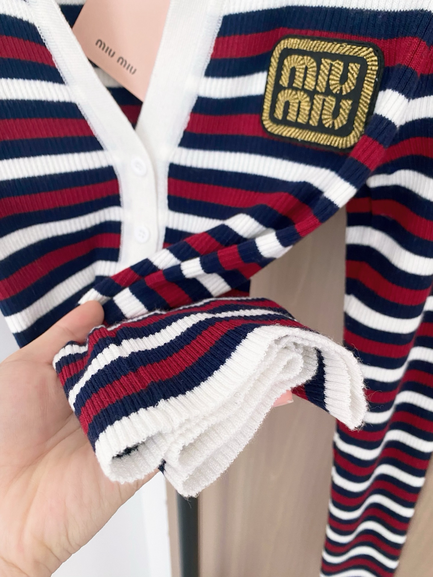 Miu Miu פולו סרוג פסים עם שרוולים ארוכים ולוגו, קולקציית 2025 7 i1757873790766 7904 0 5