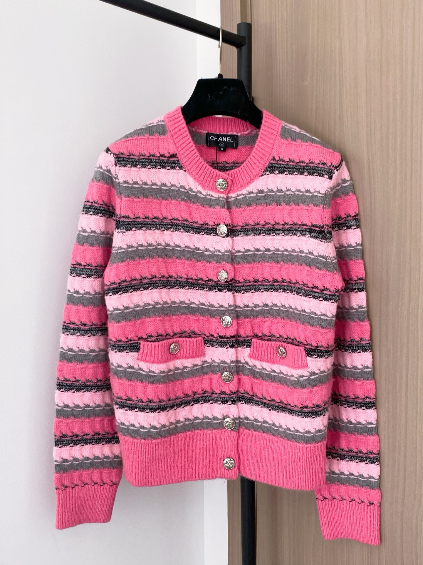 Chanel Gebreid Vest in Roze en Grijs met Logo Knopen - Nieuwe Collectie