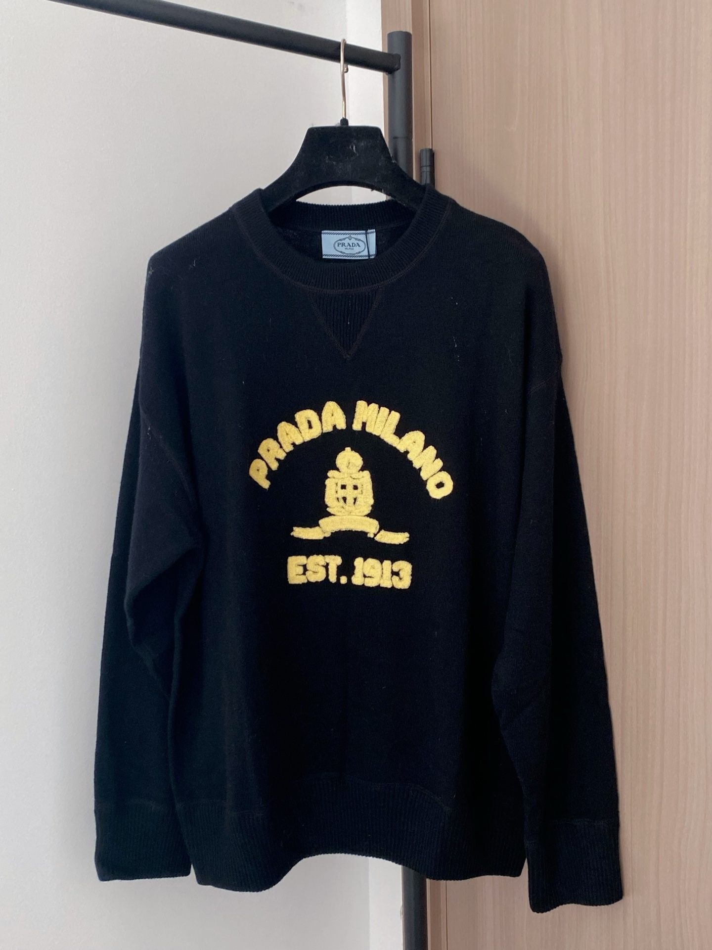 Prada Milano Logo Geborduurde Trui - Stijlvol en Comfortabel