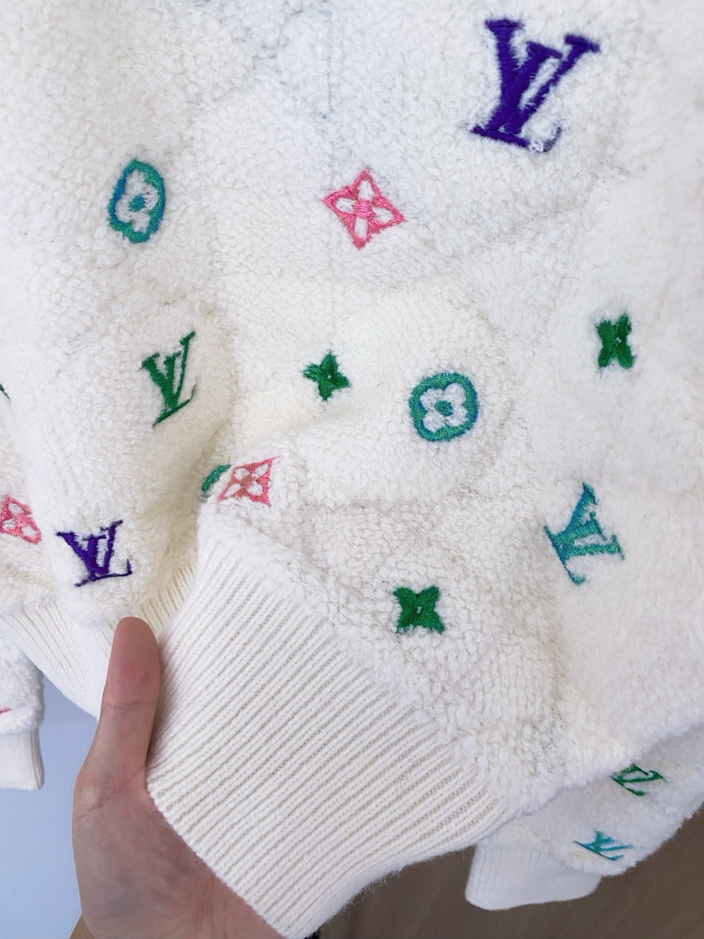 LouisVuit*on 𝟐𝟓𝐬𝐬 简约老花长袖 刺绣彩色老花logo图案高级时尚 上身显瘦高级 𝟐色𝟑