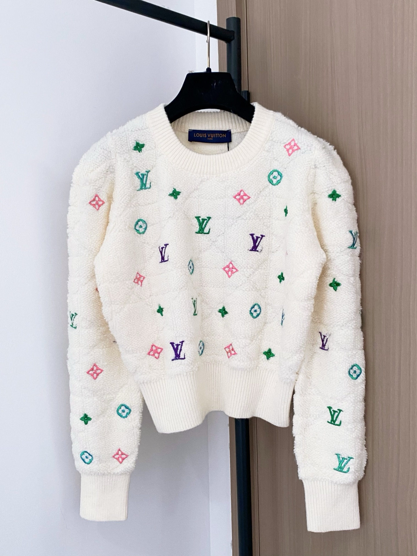 NO:507827,LouisVuit*on Simple presbyterian long sleeves Embroidered colorful presbyterian logo pattern high-end fashion upper body slim and high-end color code //,,louis vuitton,alexander wang19860909LouisVuit*on 简约老花长袖 刺绣彩色老花logo图案高级时尚 上身显瘦高级 色碼 //,,louis vuitton,alexander wang,Women's clothing
