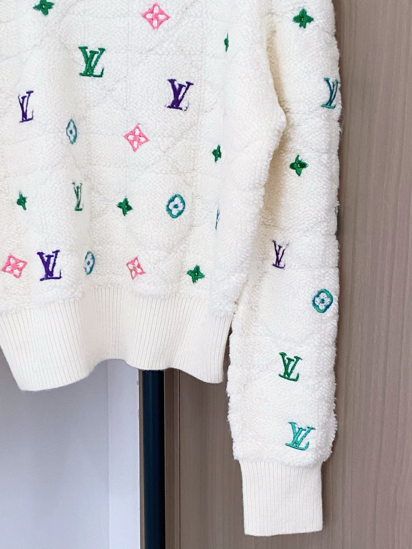 LouisVuit*on 𝟐𝟓𝐬𝐬 简约老花长袖 刺绣彩色老花logo图案高级时尚 上身显瘦高级 𝟐色𝟑