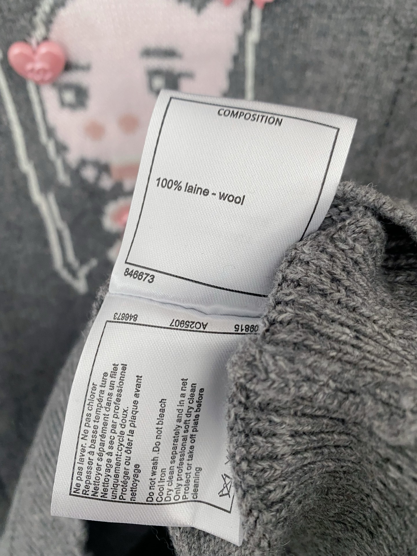 𝐂𝐡𝐚𝐧𝐞𝐥 𝟐𝟓新款 二色长袖 面料透气 卡通logo图案修饰点缀 上身高级氛围感🈵️🈵️ 𝟐色𝟑碼 