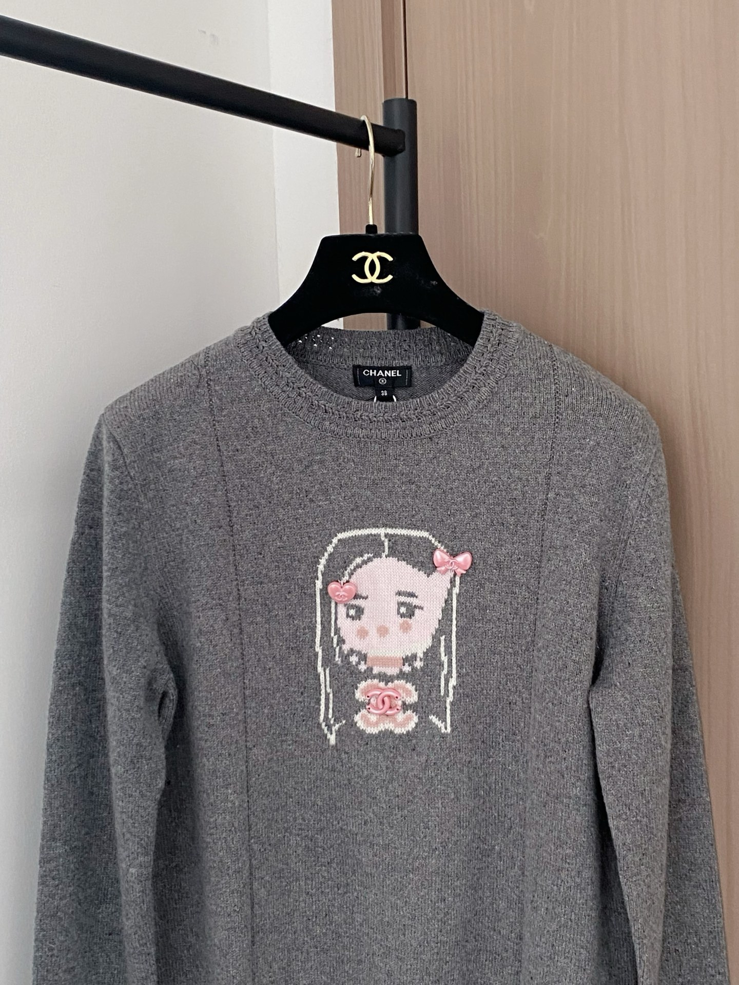 𝐂𝐡𝐚𝐧𝐞𝐥 𝟐𝟓新款 二色长袖 面料透气 卡通logo图案修饰点缀 上身高级氛围感🈵️🈵️ 𝟐色𝟑碼 